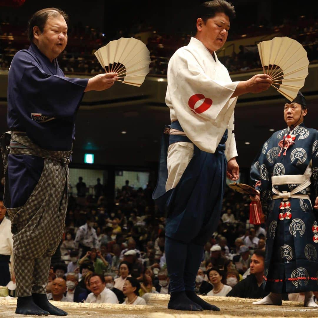 日本相撲協会さんのインスタグラム写真 - (日本相撲協会Instagram)「大相撲五月場所十二日目！ 幕内は、#照ノ富士 が1敗を守り単独トップに。 2敗で続くのは、本日10勝目を挙げた#霧馬山 と#朝乃山 。 十両は、1敗に#豪ノ山 と#落合 。 2敗に#熱海富士  五月場所も残り3日です！  本日は呼出し特集です。 力士を呼び上げる声や一つ一つの所作にも是非ご注目下さい！  @sumokyokai  #相撲 #五月場所 #呼出し #次郎 #克之 #志朗 #重夫 #吾郎 #幸吉 #旭 #隆二 #琴三 #琴吉 #大吉 #照喜 #幸司 #利樹之丞 #光昭」5月25日 22時17分 - sumokyokai