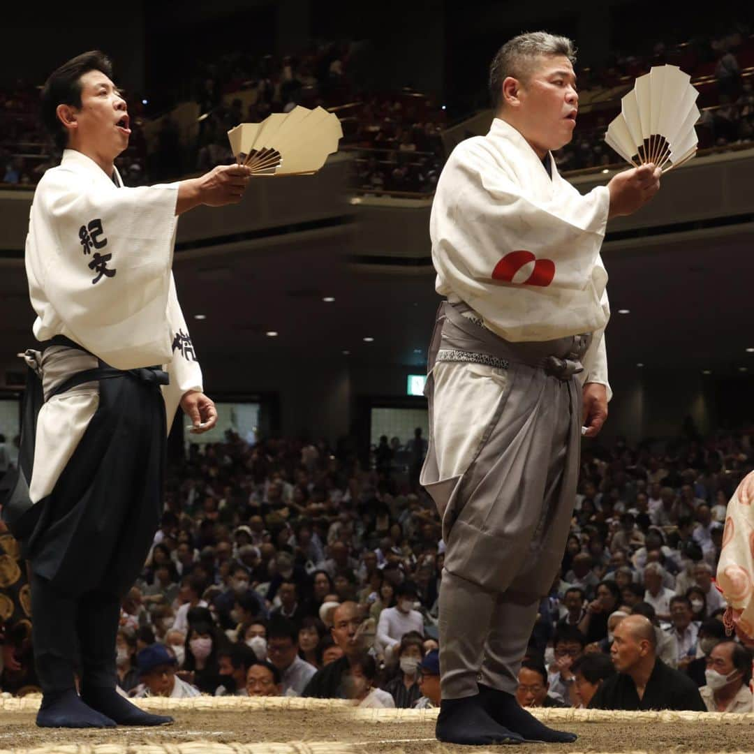 日本相撲協会さんのインスタグラム写真 - (日本相撲協会Instagram)「大相撲五月場所十二日目！ 幕内は、#照ノ富士 が1敗を守り単独トップに。 2敗で続くのは、本日10勝目を挙げた#霧馬山 と#朝乃山 。 十両は、1敗に#豪ノ山 と#落合 。 2敗に#熱海富士  五月場所も残り3日です！  本日は呼出し特集です。 力士を呼び上げる声や一つ一つの所作にも是非ご注目下さい！  @sumokyokai  #相撲 #五月場所 #呼出し #次郎 #克之 #志朗 #重夫 #吾郎 #幸吉 #旭 #隆二 #琴三 #琴吉 #大吉 #照喜 #幸司 #利樹之丞 #光昭」5月25日 22時17分 - sumokyokai