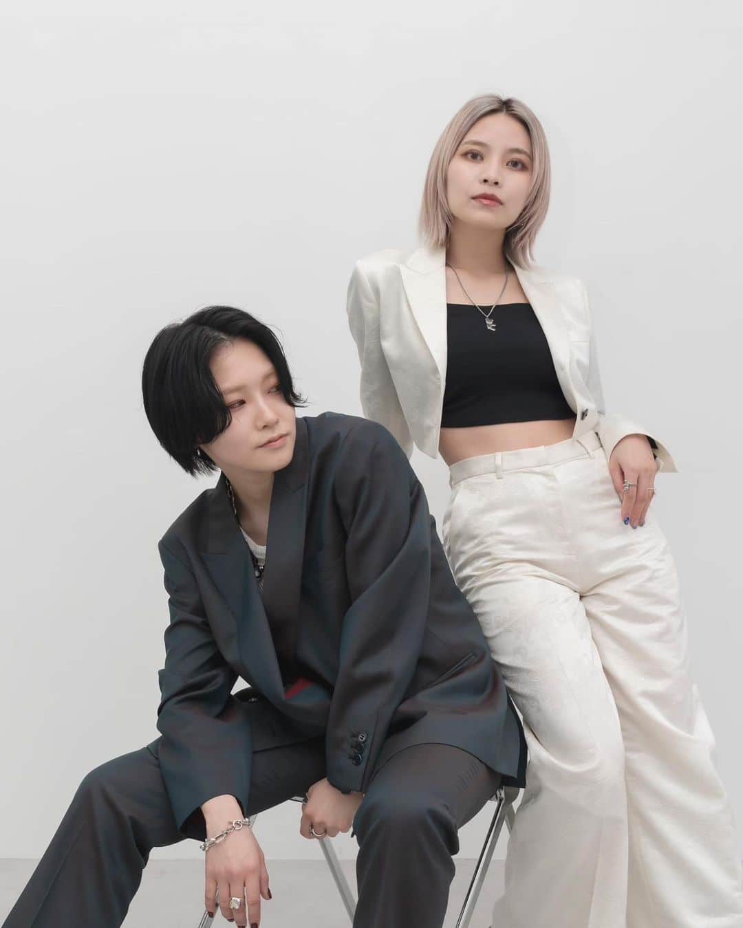 JUNOのインスタグラム：「. "わたしたちが思い描く ウエディングのこれからを 叶えるために"  すべての人とって結婚式が  自分自身の唯一無二の美しさやエレガンスを、 纏う衣装で表現できる一日となってほしい。   JUNOではその想いを実現するために、 共感してくださった4組5名のみなさまと、 それぞれの「ウェディングのシーンで 纏いたい自分らしい最愛の一着」 をテーマにオリジナル衣裳を制作してきました。  完成に向けてのストーリーを みなさまにもご覧いただくことで それぞれの衣裳に込められたメッセージを 感じていただけるのではと思います。  多様な美しさと愛のかたちを知り、 認め合い、称えあう  これからの素晴らしい未来への きっかけとなりますように。  Story 01.  公開中🕊 KAHOAIRI @kaho_anazawa  @madein_kaho  @airi_london  @madein_airi   プロフィールの🔗 またはJUNO公式WEBサイトよりぜひご覧ください。  KAHO's Costume：keuzes  #BeYourself_juno #あなたらしさを纏う日 #junowedding」