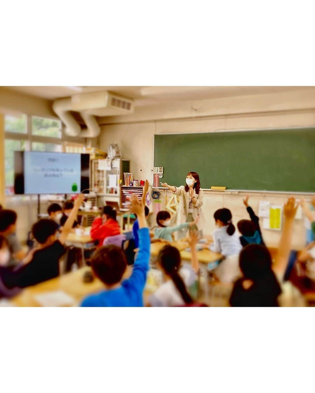 かとう唯さんのインスタグラム写真 - (かとう唯Instagram)「まるこ、夢、叶う　の巻  小学校でだじゃれの授業をする が、ずっと目標でした👩‍🏫  それが、本日、叶いました🥹✨✨  かっちりしたアウターの中には ちゃっかりだじゃれもんTシャツ🍋😆  初授業、、 めちゃくちゃキンチョールしたけど たのしかった！ かわいかった！ キッズな深まった👦👧🫶  また、絶対、やりまうす🐭✨  いつかは地元の学校でも だじゃれの授業 やってみタイガー🐯🩷  #だじゃれ　#ダジャレ　#駄洒落　#だじゃれのタレント　#ダジャレント　#だじゃれアンバサダー　#日本だじゃれ活用協会　#ダジャレンジャー　#認定ファシリテーター　#たくさん走りてーたー　#だじゃれの授業　#小学校　#三年生　#川柳　#だじゃれ好きな人と繋がりたい」5月25日 22時19分 - yuimscl0630