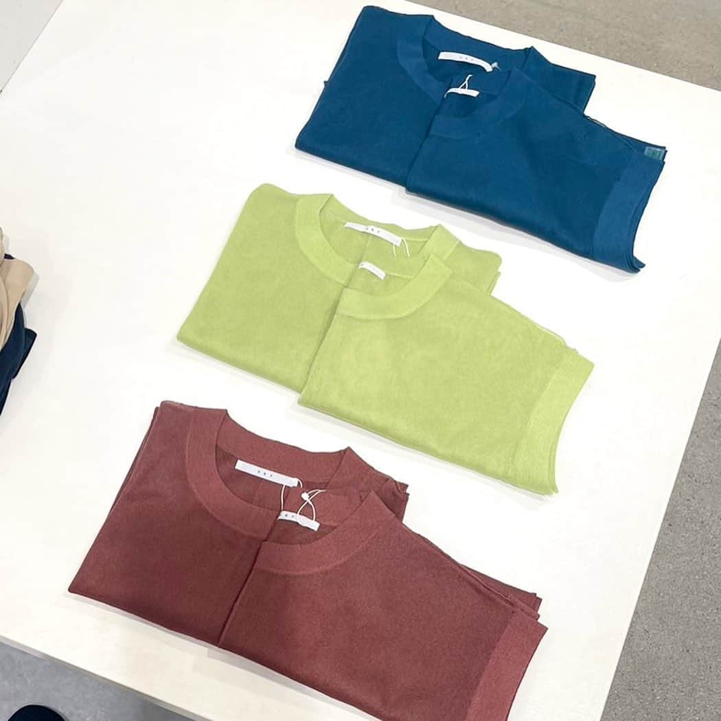 ケイビーエフさんのインスタグラム写真 - (ケイビーエフInstagram)「_NEW IN  シアーニットTEE ¥6,930(taxin)  (L.GREEN/RED BROWN/INK BLUE)  肌離れのよい素材のコンパクトニット。ワンピースやサロペットのインナーとしても、色を活かしてシンプルなスタイリングでも様になる一枚です。  ▪︎商品のお気に入り登録のおすすめ▪︎ お気に入りに登録すると完売カラーの再入荷や残り1点の通知、セールの通知を受けとることができます。」5月25日 22時19分 - kbfofficial