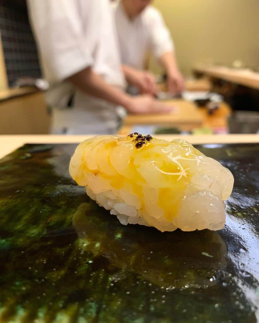 山崎みどりさんのインスタグラム写真 - (山崎みどりInstagram)「お鮨dinner🍣  ✔︎2022年百名店 ✔︎2023年ミシュラン⭐︎獲得 のおわなさんへ⭐︎ @sushi_owana   すし匠にいた方のお店という事で 期待して行ってきました♡  はい。 めちゃくちゃ美味しかったです⭐︎  ネタによってシャリを変えていてシャリの温度も好み♡  特に大好きだったのが ホタテ。 ホタテは軽く煮てその後包丁でスジをつぶしてあるから ねっとり柔らか..♡  白海老の卵黄和えも最高✨  のどぐろの炙りも マグロの炙りも最高✨  とても大好きなお鮨屋さんになりました♡  この日はお客様が私達以外全員外国人の方々ばかりでした☺️  海外の方がお鮨を美味しそうに食べてるのを見ると こっちまで幸せになります☺️  ご馳走様でした♡  また絶対行きたいお店☺️✨ ──────────────────────────  #鮨おわな #おわな #鮨#sushi#tokyosushi #鮨スタグラム #美味しいお鮨#ミシュラン#ミシュラン一つ星 #Michelin #百名店#恵比寿グルメ #恵比寿鮨」5月25日 22時19分 - midori_yamasaki_