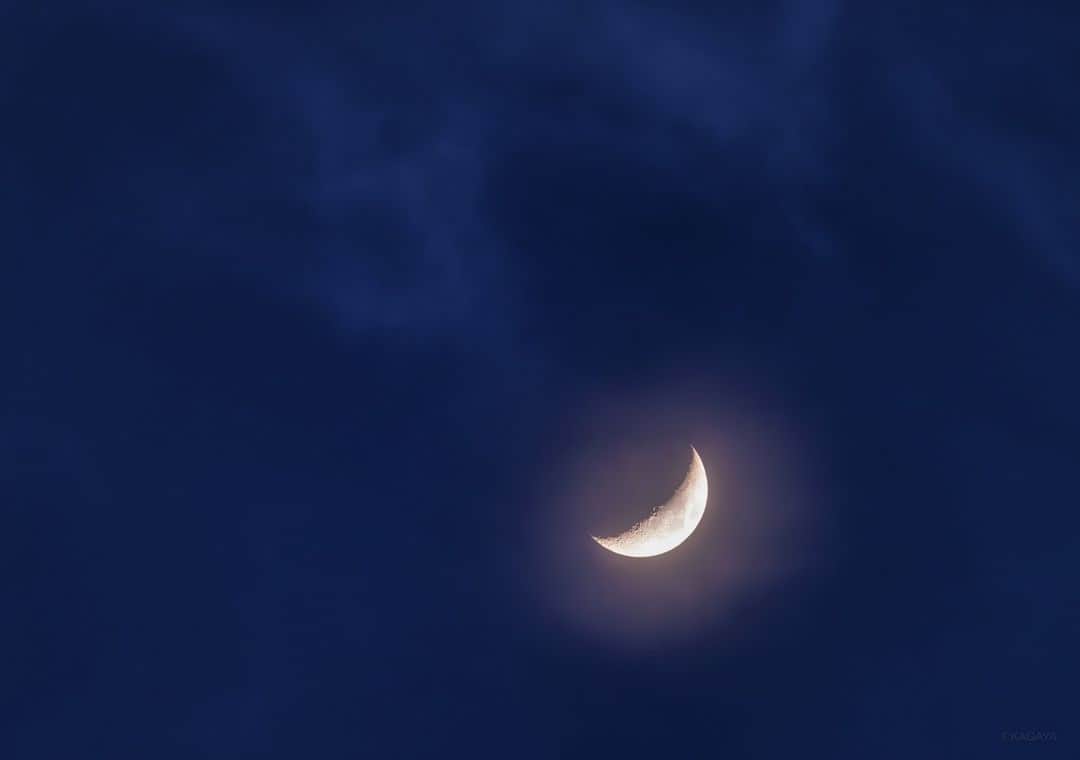 KAGAYAさんのインスタグラム写真 - (KAGAYAInstagram)「月のある宵。 1、本日夕暮れ（東京にて撮影） 2、昨日の月と金星（宮城県にて撮影） 今日もお疲れさまでした。  #moon #星空 #starphotography」5月25日 22時33分 - kagaya11949