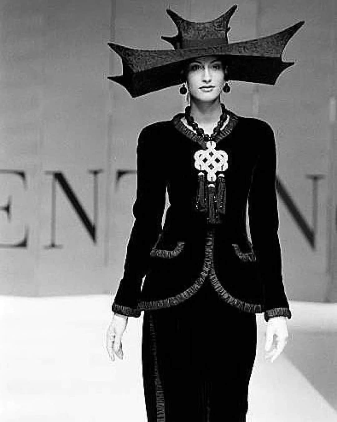 フィリップトレーシーさんのインスタグラム写真 - (フィリップトレーシーInstagram)「Repost@valentino_altamoda_archive Valentino Haute Couture Fall/Winter 1993/94  Model: Yasmeen Ghauri Hat:Philip Treacy  #valentinovintage #valentinohautecouture #fw1993 #90sfashion #philiptreacy #Yasmeenghauri #Valentino   @maisonvalentino @realmrvalentino @giancarlogiammetti @yasmeenghauri @philiptreacy」5月25日 22時33分 - philiptreacy