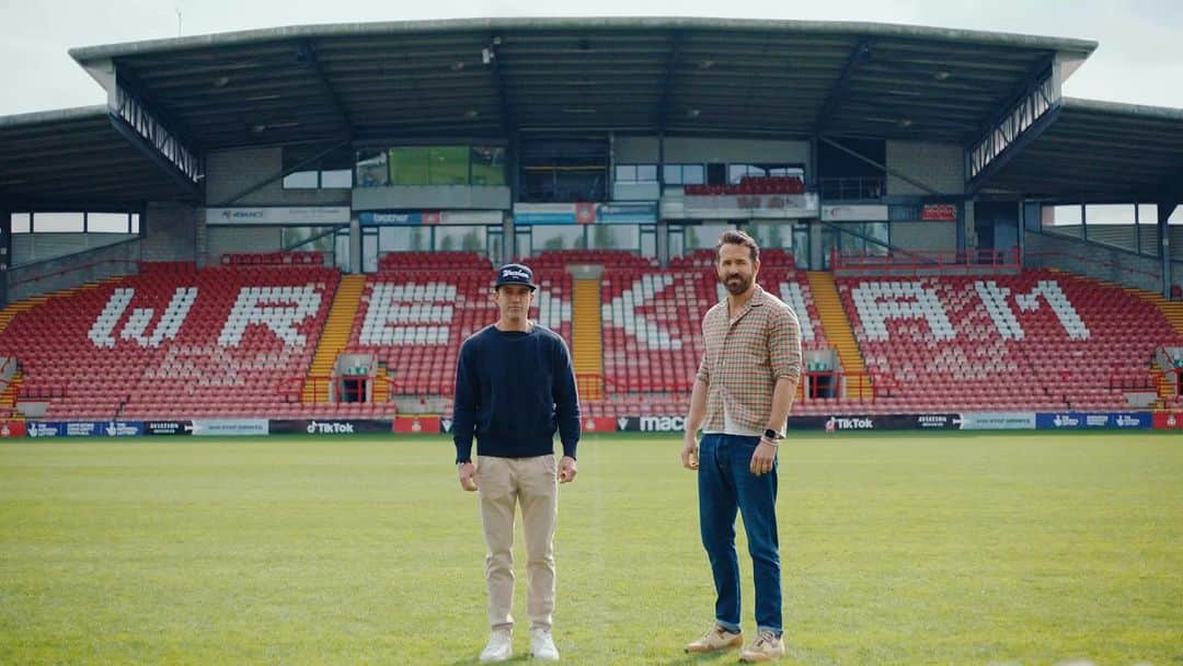 ライアン・レイノルズのインスタグラム：「Brand new sponsor, same team culture. Welcome @Stokcoldbrew, @Wrexham_AFC’s newest sponsor of the world’s oldest international football stadium.」