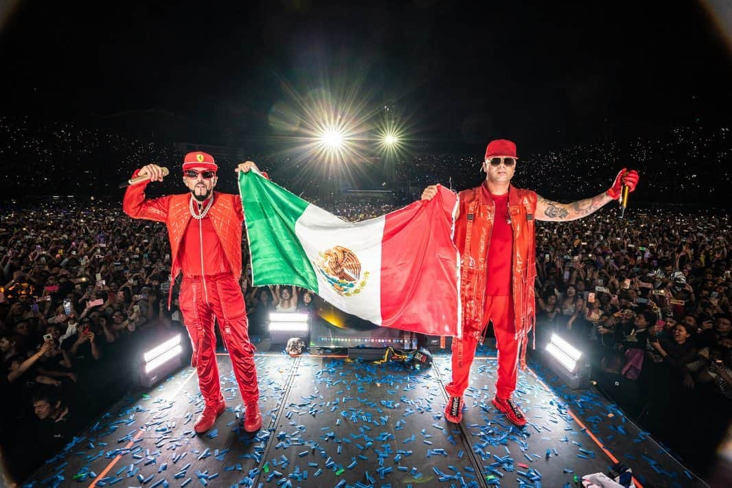 ウィシン&ヤンデルのインスタグラム：「WOW 🤯 Anoche más de 70 mil personas cantaron, bailaron y disfrutaron con nosotros 🇲🇽🌞 No tenemos palabras suficientes para expresar nuestra gratitud y emoción por el apoyo y amor que siempre nos brindan. ¡FUE INCREÍBLEEE! 💃🕺 Gracias @romeosantos @itsyoungmiko @jhayco por acompañarnos y romper en el escenario」