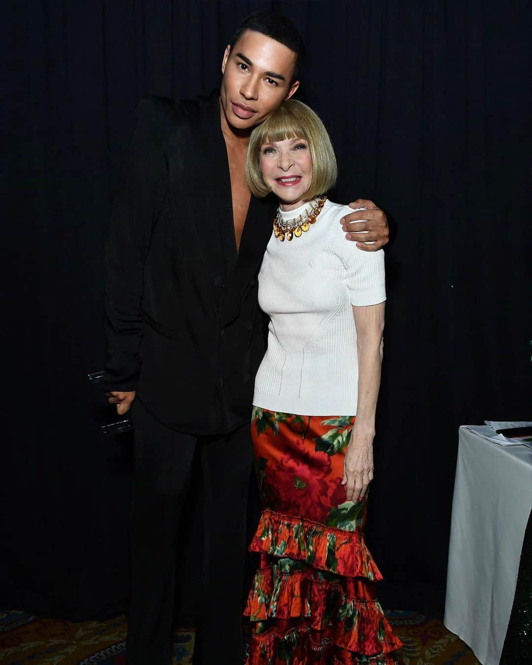 バルマンのインスタグラム：「A NIGHT WITH PARSONS Last night, for the 74th Annual Parsons Benefit, Balmain Creative Director @olivier_Rousteing was presented with the Parsons Table Award by the legendary Anna Wintour for his visionary work.  This honor highlights his many contributions to the industry as well as his continued commitment to supporting and creating opportunities for the next generation.」