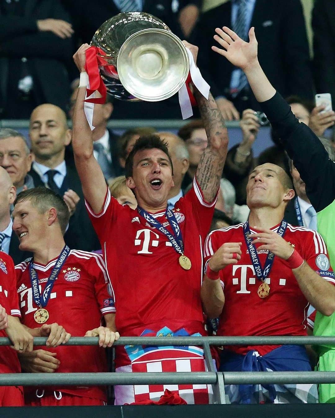 マリオ・マンジュキッチのインスタグラム：「It was a special night for a special team, and one of my favorite football memories 🏆 #otd2013 #10yearsago #championsleague @fcbayern」