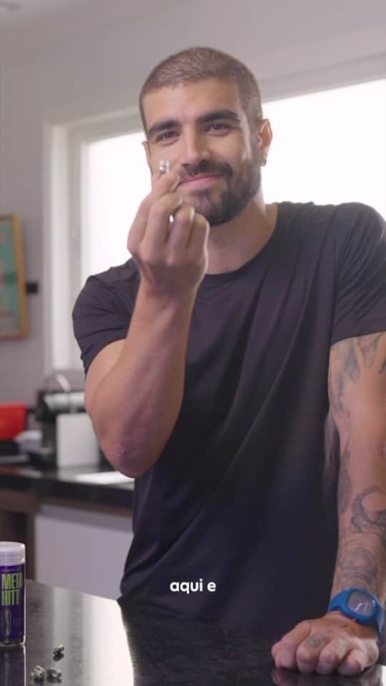 のインスタグラム：「Meta Hitt é explosão de energia e queima de gordura, com ingredientes 100% naturais e validados pela ANVISA.  Isso aqui é tipo um turbo pra quem faz atividade física , quer mais performance e também queimar mais rápido aquela gordura indesejada.  Está esperando o quê? Corre nos stories e garanta o seu com meu cupom caio10.   Vai lá no perfil da @liformance.official e já segue pra ficar por dentro de tudo」
