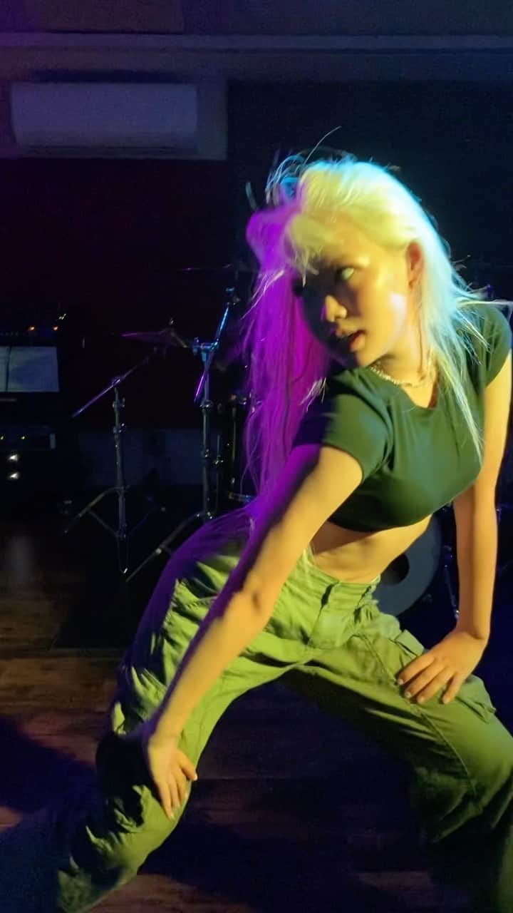 川端結愛のインスタグラム：「💸 LISA ／ MONEY  獅子舞のように踊り狂う♡  #lisa #money #dance #kpop #04 #blonde」