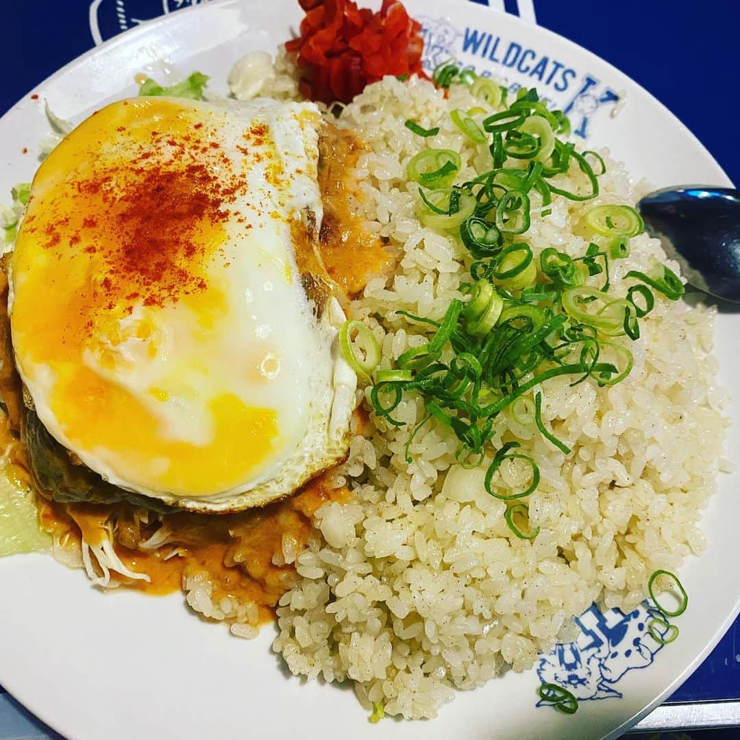 カバさんのインスタグラム写真 - (カバInstagram)「本日のでぶ活。  今回は堺市にある UKカフェさん！  新喜劇の後輩川筋ライラちゃんが行ったことないとのことやったので、お付き合いいただきました！  いつもてりやきジャップを頼むんですけど、今回はGoodbyeドンキーを注文！  ガーリックライスにサラダ、チーズハンバーグ、目玉焼きが一枚のプレートに全乗っかりしてる豪快メシです！ただただ美味しい！それだけ！  見た目から味まで豪快で カバッチグー！👍 でした！  ライラちゃんはフジヤマライス食べてましたが、そちらもかなり美味しそうでした！  食べるのに夢中で彼女の写真を撮り忘れてしまった、、凡ミス申し訳ない🙇  ここはメニューのストーリーを読むのも楽しいので、そちらも是非！  あぁ、痩せたい！  #本日のでぶ活　#でぶ活 #関西グルメ  #大阪グルメ #堺市　#グルメ　#ランチ #UKカフェ　#ワンプレート #てりやきジャップ　#Goodbyeドンキー　#腹パン #カバッチグー #吉本新喜劇　#新喜劇 #川筋ライラ　#演技派 #子役に定評あり #カバ　#パン屋の旦那 #あぁ、痩せたい」5月25日 22時39分 - kabaking0129