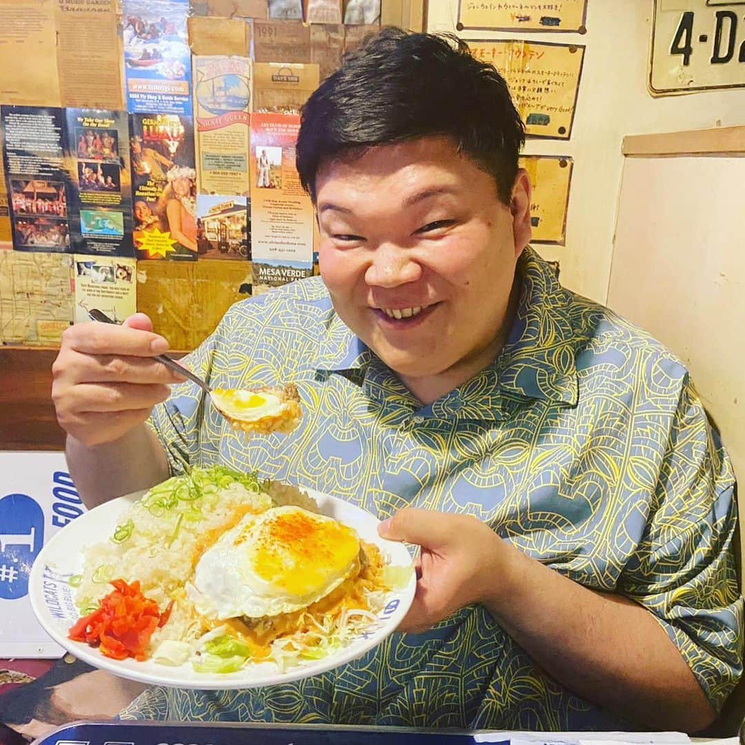 カバのインスタグラム：「本日のでぶ活。  今回は堺市にある UKカフェさん！  新喜劇の後輩川筋ライラちゃんが行ったことないとのことやったので、お付き合いいただきました！  いつもてりやきジャップを頼むんですけど、今回はGoodbyeドンキーを注文！  ガーリックライスにサラダ、チーズハンバーグ、目玉焼きが一枚のプレートに全乗っかりしてる豪快メシです！ただただ美味しい！それだけ！  見た目から味まで豪快で カバッチグー！👍 でした！  ライラちゃんはフジヤマライス食べてましたが、そちらもかなり美味しそうでした！  食べるのに夢中で彼女の写真を撮り忘れてしまった、、凡ミス申し訳ない🙇  ここはメニューのストーリーを読むのも楽しいので、そちらも是非！  あぁ、痩せたい！  #本日のでぶ活　#でぶ活 #関西グルメ  #大阪グルメ #堺市　#グルメ　#ランチ #UKカフェ　#ワンプレート #てりやきジャップ　#Goodbyeドンキー　#腹パン #カバッチグー #吉本新喜劇　#新喜劇 #川筋ライラ　#演技派 #子役に定評あり #カバ　#パン屋の旦那 #あぁ、痩せたい」