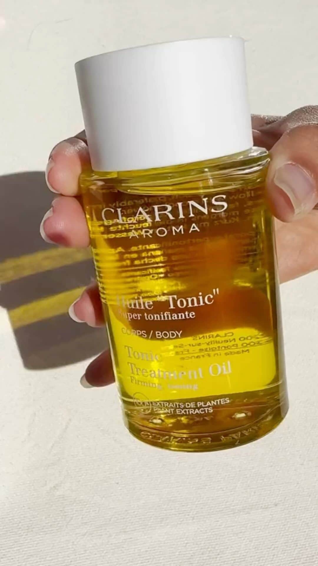 CLARINSのインスタグラム：「Get summer ready with Tonic Body Treatment Oil. Formulated with 100% plant extracts it will visibly firm and tone while locking in moisture!   #Clarins #bodyoil #summerbody #essentialoils」