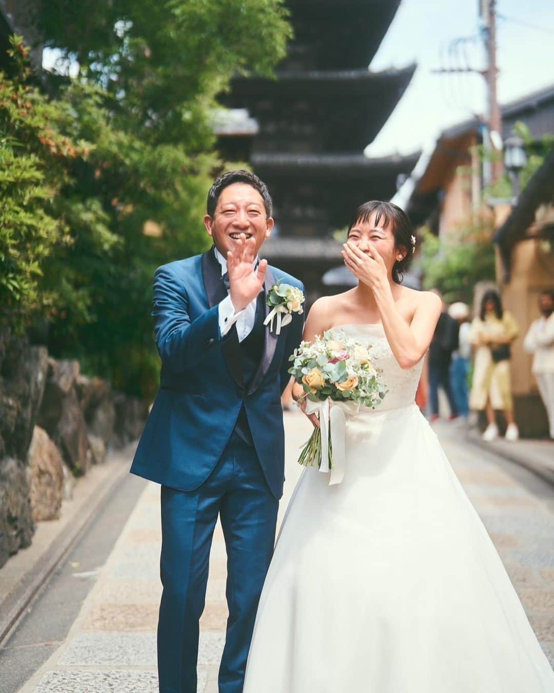 高橋茂雄さんのインスタグラム写真 - (高橋茂雄Instagram)「5.21に結婚式やりました！！  京都で。 最高の写真とったので見てください。  めちゃくちゃ楽しかったし、アホほど泣きました！笑 二次会はぎょうざ湯にいって街中華。  はぁ楽しかったです！  #結婚式 #感動 #泣き笑い #神父さんに #キスは長くした方がええよと言われ #長めにした #ナイスキスって言われた」5月25日 22時51分 - shigeo0128