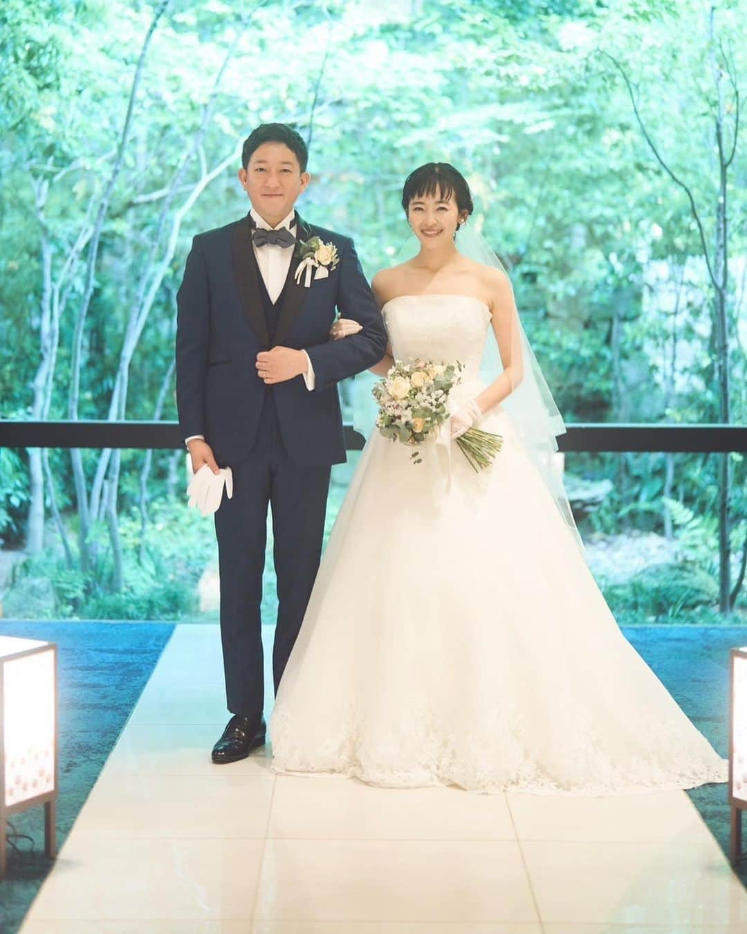 高橋茂雄のインスタグラム：「5.21に結婚式やりました！！  京都で。 最高の写真とったので見てください。  めちゃくちゃ楽しかったし、アホほど泣きました！笑 二次会はぎょうざ湯にいって街中華。  はぁ楽しかったです！  #結婚式 #感動 #泣き笑い #神父さんに #キスは長くした方がええよと言われ #長めにした #ナイスキスって言われた」