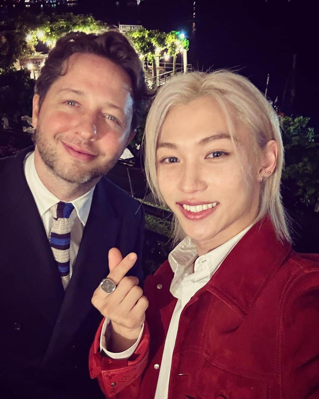 デレク・ブラスバーグのインスタグラム：「Ariel is really having a moment. 🧜🏼‍♀️ I’m talking about The Little Mermaid, of course. But the high fashion version, a techno baroque water nymph who emerged from the sea in embroidered scuba suits, hand crafted helmets, and frilled gowns cut like ancient armor. That was the vibe at last night’s @louisvuitton show on Isola Bella, a 17th century palace and exquisite garden in the Borromean Islands of Lago Maggiore in Northern Italy. It was all water, both from the lakes and, sadly for anyone who craved a garden tour, from the sky. When the rain didn’t let up, the show was hurried inside: How surreal to see @oprah perched at a fashion show in the same room were Napoleon slept in the early 1800s and Mussolini hosted the Conference of Stresa in 1935. The enduring genius of @nicolasghesquiere is his ability to marry heritage with futurism, as easy to discuss rococo architecture as he is Stranger Things. For me, the highlight was the last seven looks, all pastel gowns blossoming in ethereal, aquatic ruffles and waves. The show’s backstage area was a series of rooms covered entirely in seashell mosaics. “It’s a fantasy, an archaeology of the future,” Ghesquière said. “The postmodern mermaid.” The night ended in non-traditional fairy tale too: Water-logged shoes on a dance floor and karaoke on a gondola ride home. Grazie for an incredible 36 hours, LV.」