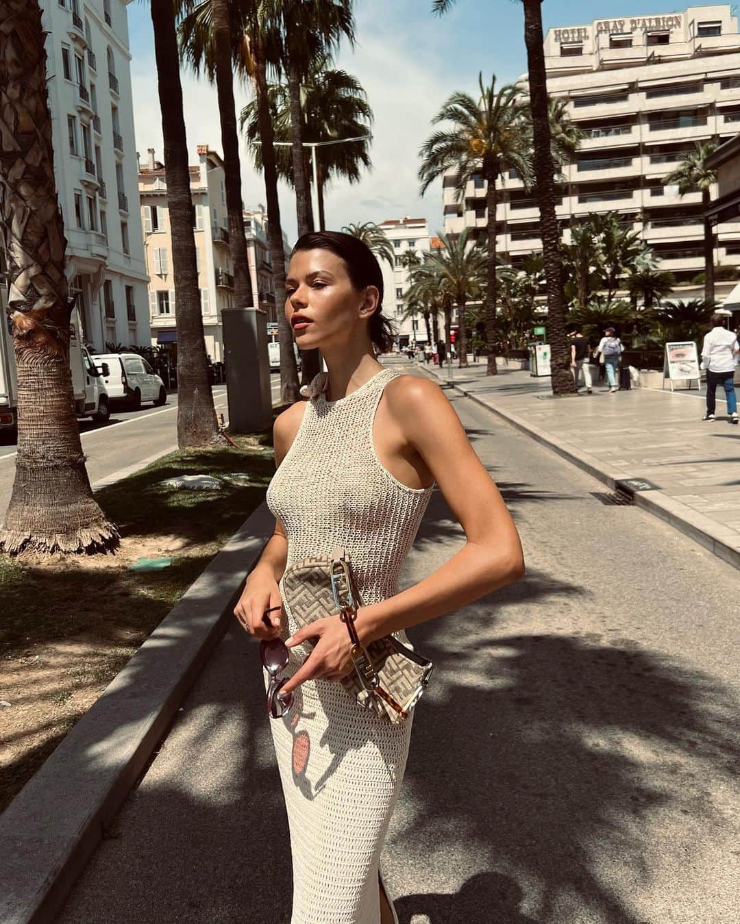 ジョージア・フォウラーのインスタグラム：「The sun is shining, shadows are sharp, many croissants have been eaten, a swim is on the cards, then let’s go get ready for another eve in the French Riviera!」
