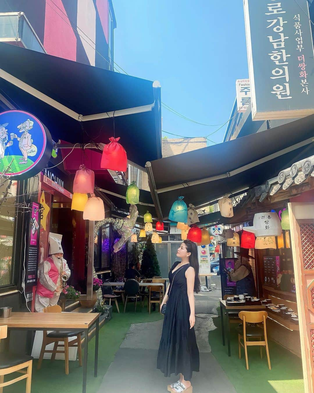 Hazukiのインスタグラム：「❤︎ 東大門区の裏路地🇰🇷🤍 昼間やったから良かったものの ここ夜通るの絶対怖かったと思う、笑 この先を抜けて元祖タッカンマリへ🩵 今回の韓国旅で1番美味しかったのダントツタッカンマリ☝️💗 . #韓国#韓国旅行#韓国グルメ #チンハルメダッカンマリ #東大門#タッカンマリ」