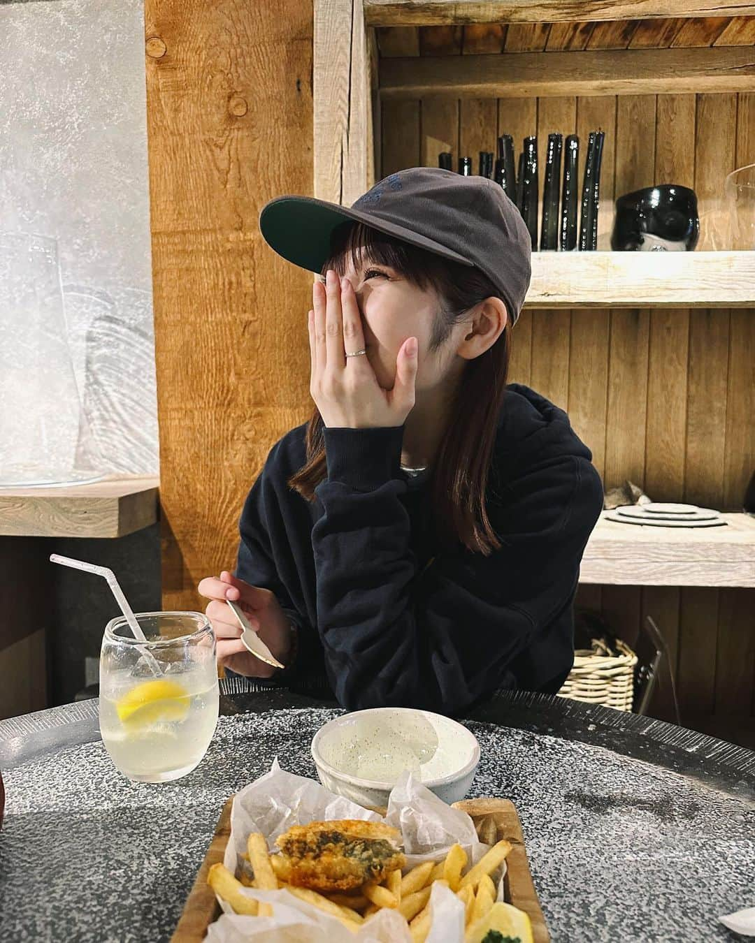 MOMOKAのインスタグラム：「🐟🥔  たまたま通りかかったFish&Chipsのお店！  レモネード！おいしかった！ ジンジャエールがガチのジンジャーだった🫚 歩いててたまたまいいお店見つけるとテンションあがるよね またいい出会いがありますように🤤」