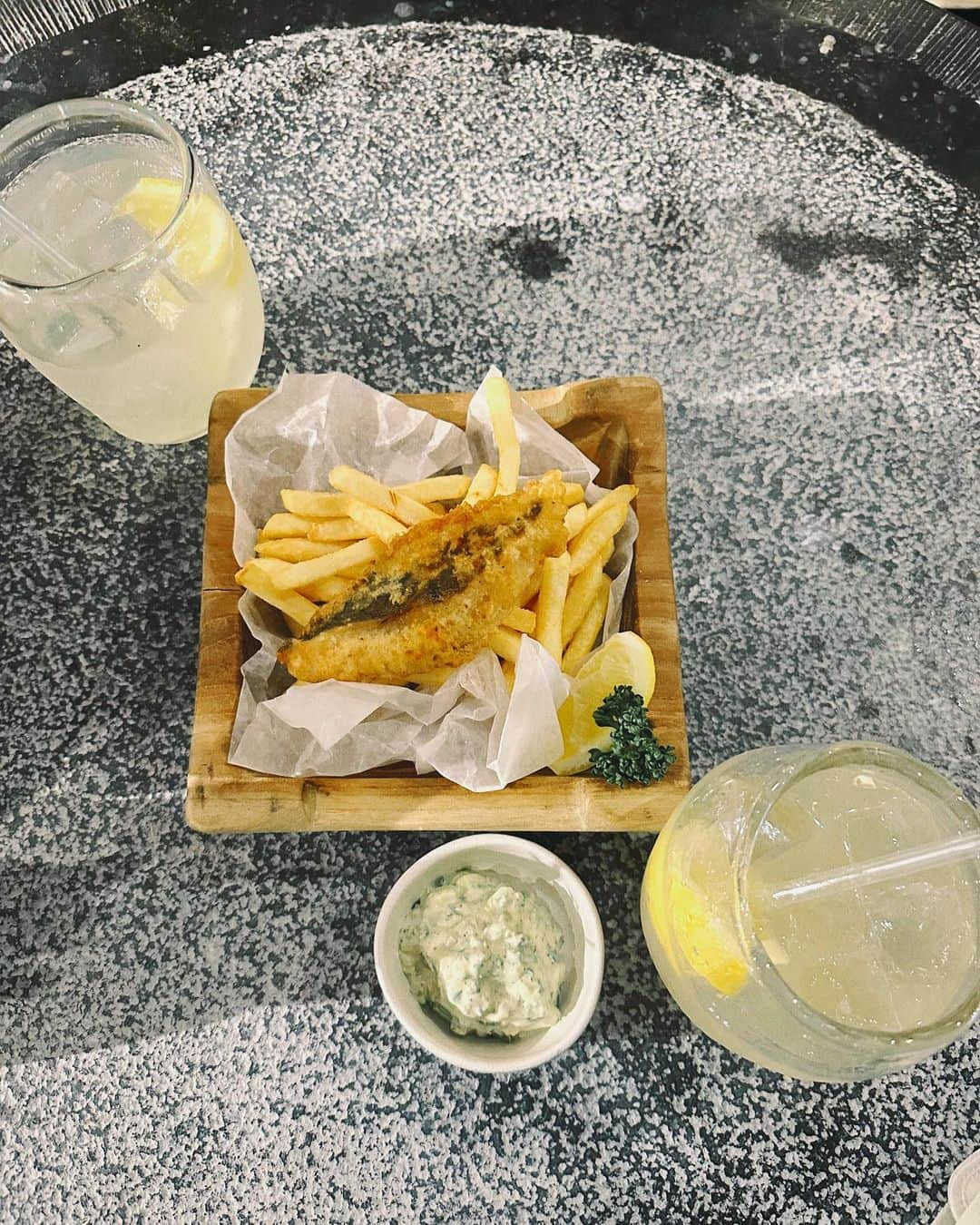 MOMOKAさんのインスタグラム写真 - (MOMOKAInstagram)「🐟🥔  たまたま通りかかったFish&Chipsのお店！  レモネード！おいしかった！ ジンジャエールがガチのジンジャーだった🫚 歩いててたまたまいいお店見つけるとテンションあがるよね またいい出会いがありますように🤤」5月25日 22時59分 - momoka_jewel