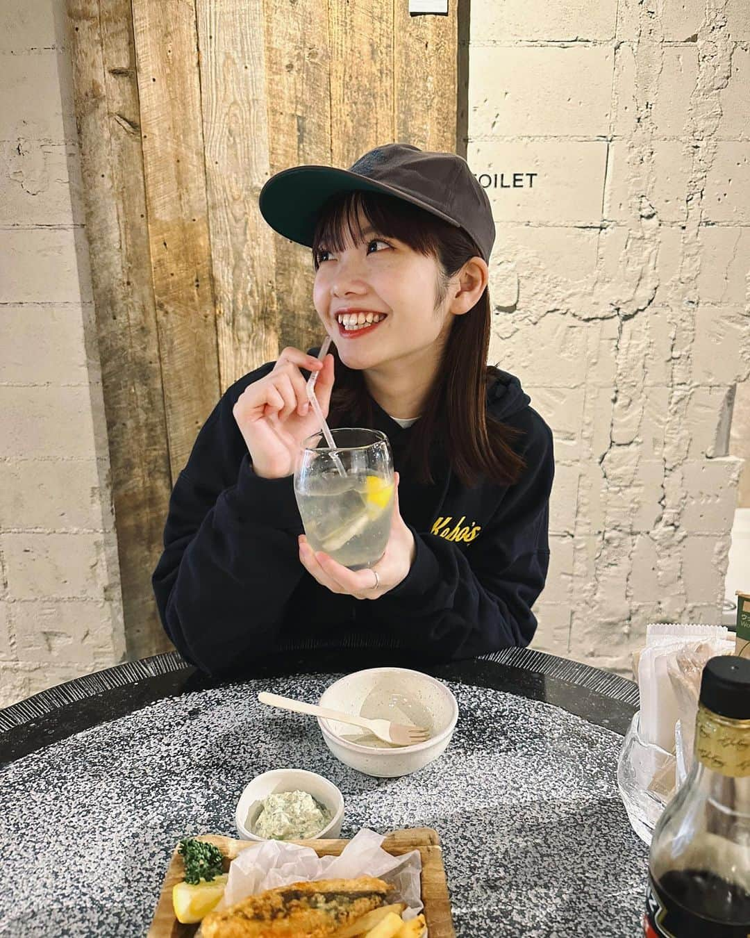 MOMOKAさんのインスタグラム写真 - (MOMOKAInstagram)「🐟🥔  たまたま通りかかったFish&Chipsのお店！  レモネード！おいしかった！ ジンジャエールがガチのジンジャーだった🫚 歩いててたまたまいいお店見つけるとテンションあがるよね またいい出会いがありますように🤤」5月25日 22時59分 - momoka_jewel