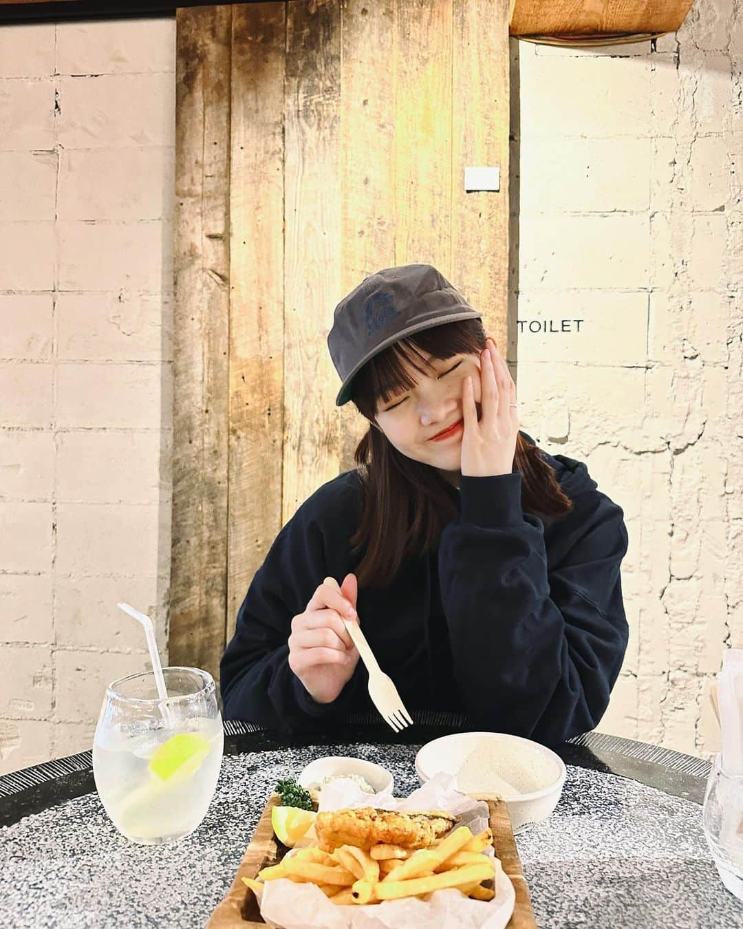 MOMOKAさんのインスタグラム写真 - (MOMOKAInstagram)「🐟🥔  たまたま通りかかったFish&Chipsのお店！  レモネード！おいしかった！ ジンジャエールがガチのジンジャーだった🫚 歩いててたまたまいいお店見つけるとテンションあがるよね またいい出会いがありますように🤤」5月25日 22時59分 - momoka_jewel