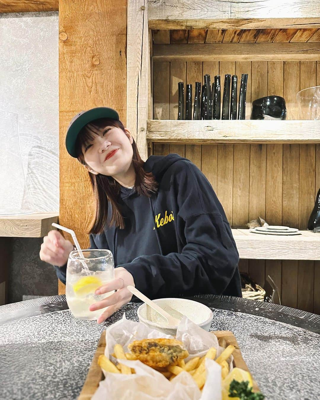 MOMOKAさんのインスタグラム写真 - (MOMOKAInstagram)「🐟🥔  たまたま通りかかったFish&Chipsのお店！  レモネード！おいしかった！ ジンジャエールがガチのジンジャーだった🫚 歩いててたまたまいいお店見つけるとテンションあがるよね またいい出会いがありますように🤤」5月25日 22時59分 - momoka_jewel