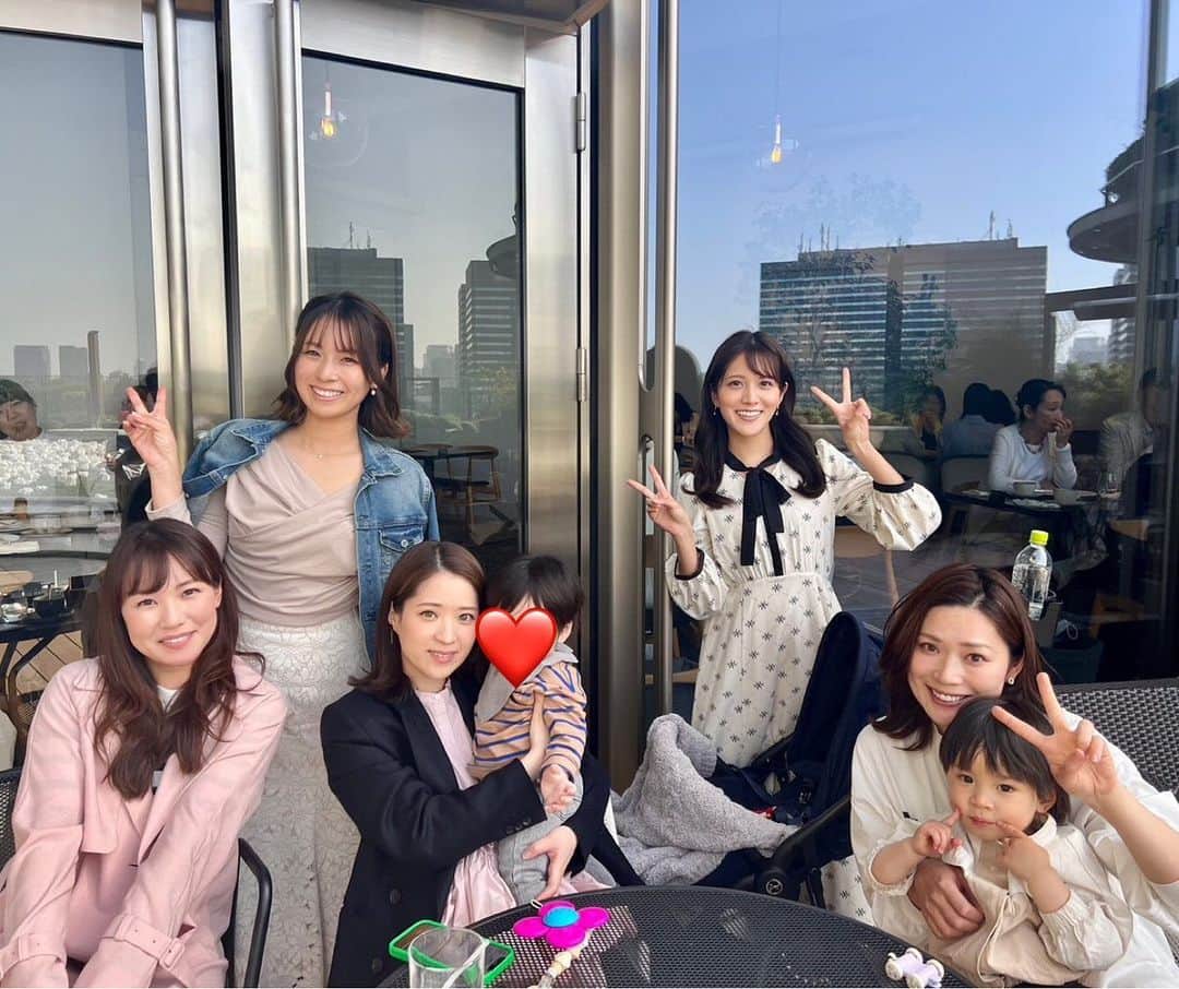 のインスタグラム：「先月、久しぶりにこのメンバーで集まれました♡  あゆみさん　@ayumi.t718  あやかちゃん @ayaka0711zi  しきしちゃん　@shikishi_chihiro  はるかちゃん　@haruka_isomichi ♡  この5人揃ったのは何年ぶり？🥺❤️  あやかちゃんが載せてくれてたけど、2018年のダービーはこのメンバーで観たんだったね✨ 懐かしい〜❤︎  さぁさぁ枠順発表して更にワクワク❤️ ３歳馬、７７０８頭の頂点に立つのはどの馬でしょうか♡ 楽しみです🤗✨  2枚目3枚目は先週の東京競馬場✨  オークスは度肝を抜かれましたねー！ リバティアイランド強い！ おめでとう👏  私の本命はハーパーで、 単勝とハーパーからのリバティアイランドという馬単1点を買っていたのですが…  あの強さを目の前で見ちゃうともう馬券が外れて悔しいとか、そういう気持ちにはならなかった笑🤣👏✨  ただただ天晴れ👏👏👏 二冠達成の瞬間を見られて嬉しいです✨✨  オークスであの着差、鞍上川田騎手、となると愛しのジェンティルドンナと重ねてしまいます🤗  （あんなにカッコいいのにリバティの女子力高い前髪✨ ピンク帽子をかぶっていた引退式のジェンティルを思い出したりね笑）  今後ますます期待が膨らみます♡  またみんなで競馬観戦もできたらいいな🥰  #競馬　#umajo #グリーンチャンネル　#日本ダービー」