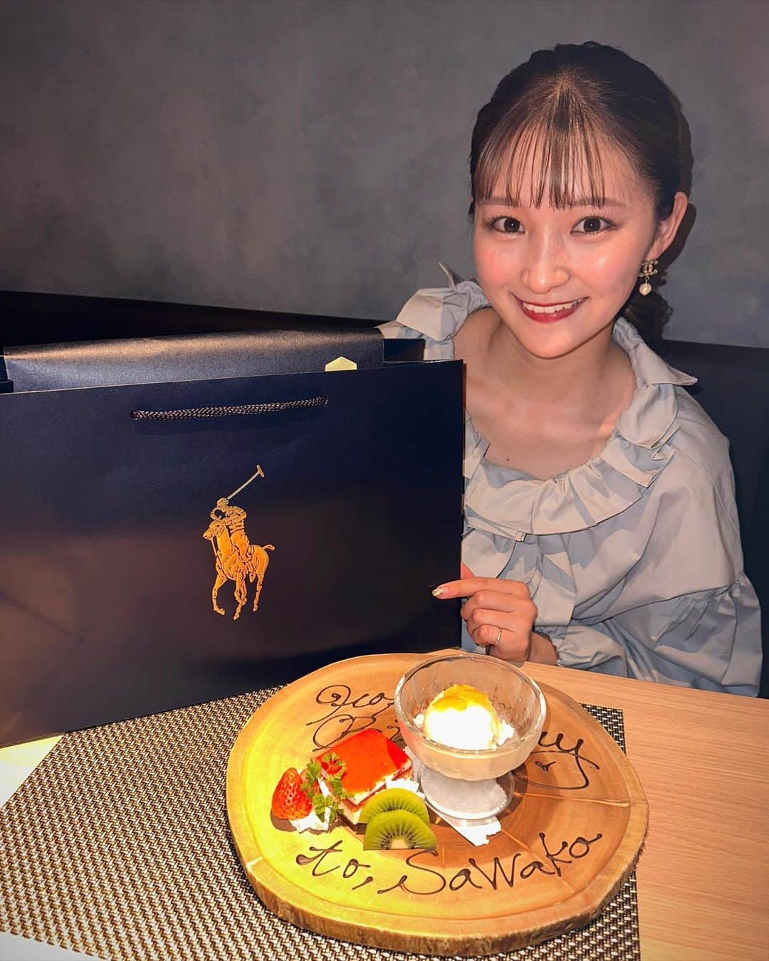加藤早和子のインスタグラム：「.  誕生日を迎えました🎈  たくさんのお祝いメッセージ 本当に嬉しかったです！！ ありがとうございます☺️  社会人1年目 元気に頑張ります🌞  . . #すき焼き #川また #岩手 #盛岡グルメ #アナウンサー  #キャスター  #誕生日 #birthday」