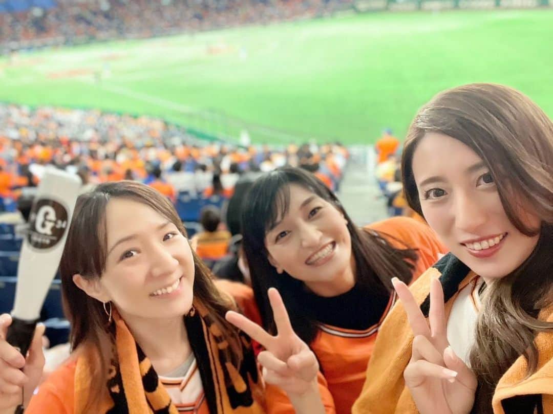 瑞羽奏都（水谷美月）のインスタグラム：「同期のみほと一個上のさなえさん✨  同じ日にたまたまプロ野球観戦していたお2人に会えました‼️というか、観戦してるの聞いて会いに行っちゃった😆(笑) 2人はユニホームダブル着用、タオルにマラカスペンライトに…応援グッズが完璧すぎた👏  勝利の瞬間を沢山で分かち合いて最高でした🙌  #プロ野球 #野球 #野球観戦 #プロ野球観戦 #巨人 #ジャイアンツ #横浜 #ベースターズ #宝塚og #雪組 さなえさん#涼瀬みうと さん @sanae3337777777 #同期 みほ @rei.wd」