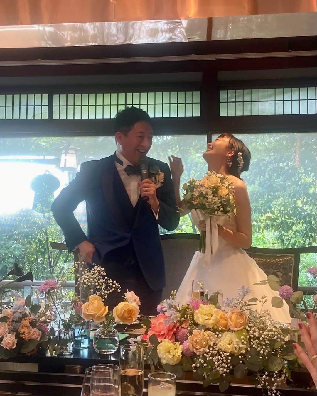 清水みさとさんのインスタグラム写真 - (清水みさとInstagram)「京都で結婚式をしました☀️  最高の瞬間がずっとずっと続いて、いつのまにか一日が終わってました！ みんなで大笑いして、ふたりして爆泣きです😀  打ち上げは、 ぎょうざ湯でサウナと街中華🥟♨️  しあわせだー  📷 @kuwatafilm   #大泣き #大感動 #しげお」5月25日 22時57分 - misatoshimizu35