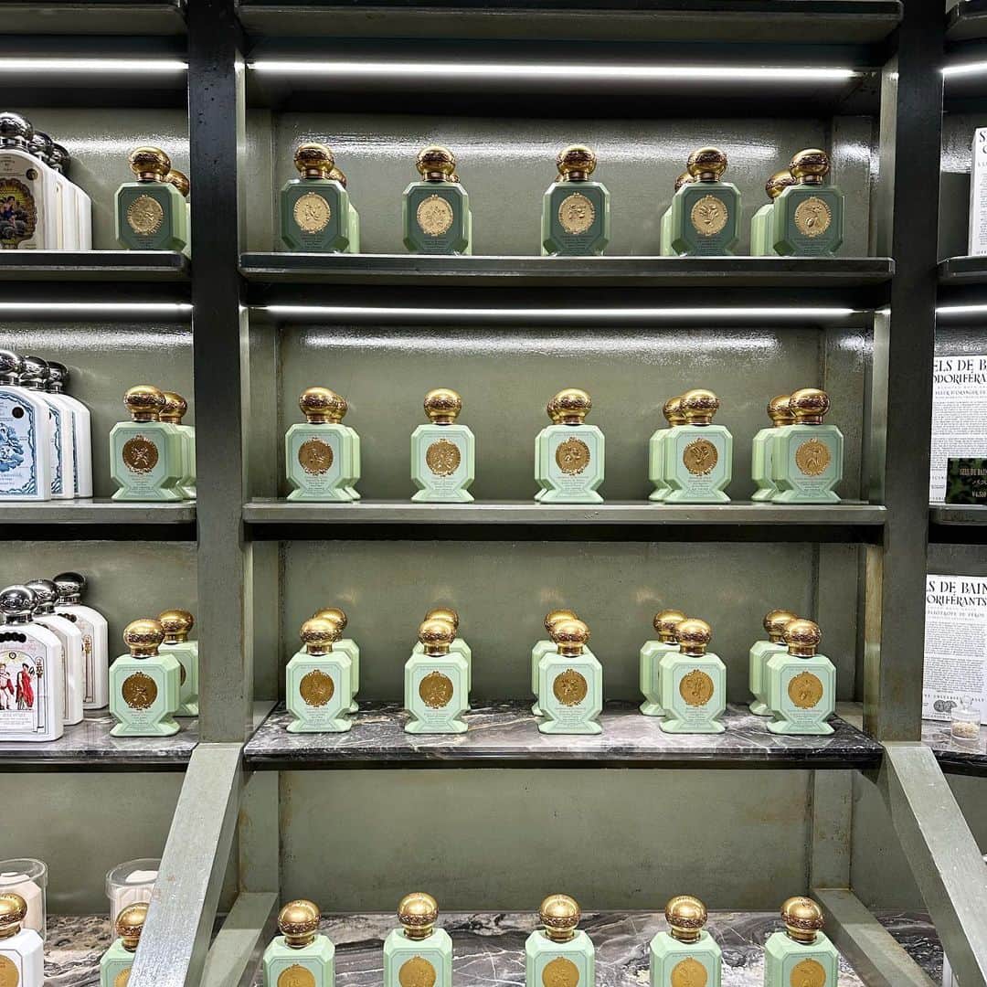 高橋愛さんのインスタグラム写真 - (高橋愛Instagram)「Ai 🪐  大好きな @officine_universelle_bulyjapan へ。  プレゼントでいただいて以来 大好きなBULY❤️  新しく水性香水が 発売されるということで レセプションパーティにお邪魔して来ました！　  とても素敵な香水だったから 少しだけ引用させていただきますね🤭  18〜19世紀の植物学者の情熱と好奇心、そして種子と苗のアンティークコレクションから  インスパイアされた香りシリーズ  〈レ・ジャルダン・フランセ・ドゥ・オフィシーヌ・ユニヴェルセル・ビュリー 〉  古代より世界各地から到来し 修道院の畑で大切に守られ、勤勉な収集家や博学な研究家の情熱によって土地に順応してきたのです。  奇跡ともいえる旬の収穫を迎えた庭のように、耕されたばかりの土の匂いを感じる素朴な野菜と香草の香りや、珍しい花々で彩られ太陽を感じさせるような芳しいブーケの香りは  五感と心を楽しませてくれます。  はい、五感を 大変刺激されました😏🪐✨  私が選んだのは ヴァーベナとバジルの香り🌱  トマトと🍅迷ったんだけど この子にしたの  でもやっぱり トマトも欲しいから お店に遊びに行こうと思います🤭🌼✨　 一緒に行ったいもーとも 大変興奮しておりました🫣🤭🥰  お店も可愛かったなぁ〜 やっぱり、フランス大好き❤」5月25日 22時58分 - i_am_takahashi