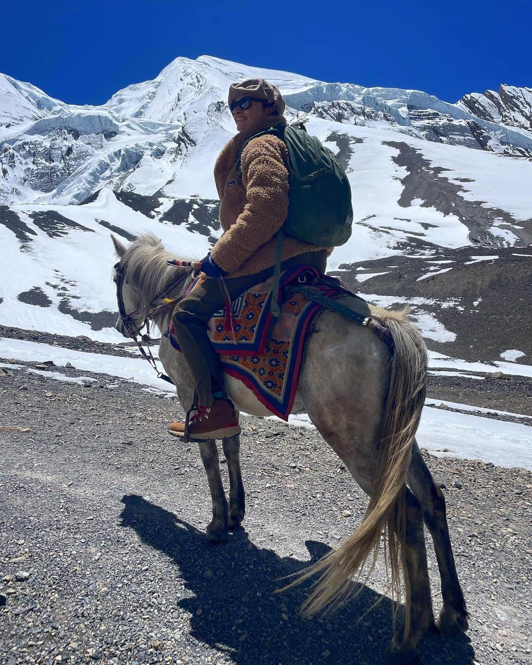 ミア・マエストロのインスタグラム：「Nepal, you have my 🤍 It was hard to leave Kathmandu behind this morning after some unparalleled weeks in the Himalayas. Hard to put into words how much it meant to me arriving by horse to some of the most sacred places in the Buddhist Vajrayana tradition. Following the steps of Guru Rimpoche, who brought Buddhism to Tibet in the 8th century we rode our horses for 5 hours a day and hiked for about 3 with almost no hot water and seldom electricity. The land opens itslef in a different way when arriving by these soulful four legged creatures. We rode for 5 days to Lo Manthang the capital of Upper Mustang. This kingdom was just opened to the world in the 1990’s and it is a beacon of the Tibetan life and customs that have been so relentlessly contested and suppressed in other parts of the world. Grateful for everyone that hosted us and I got to share morning Tea with, to @ridingsafariclub & @ginevrarossini for putting together an epic group of humans who has become instant family and to the Spirits of this land for keeping us safe.」