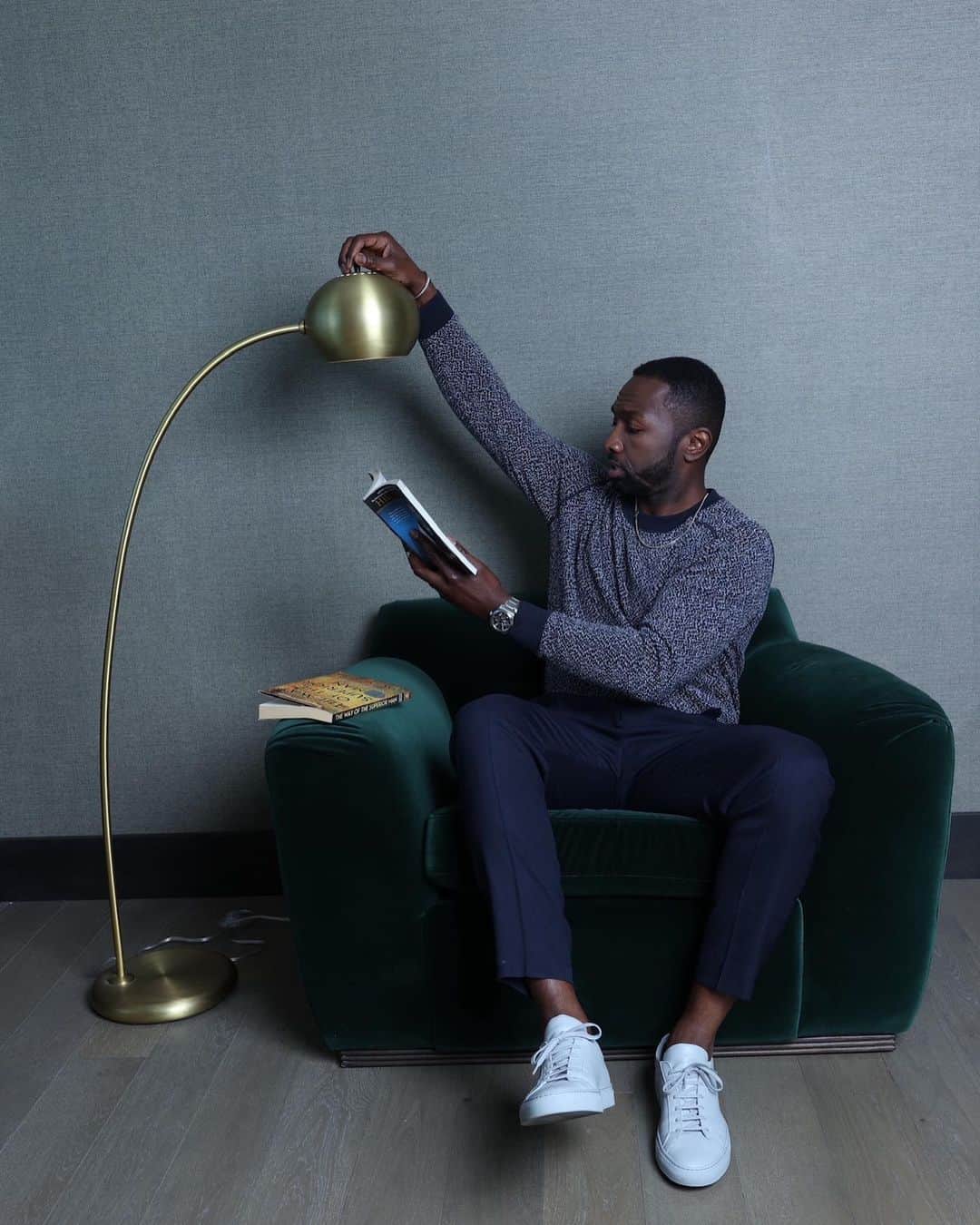 ジェイミー・ヘクターのインスタグラム：「No scripts to read while our writers strike with purpose, so I read books on the go, or sitting still. @chloewondersbooks  Diamondsareforeverbeingabossafterloss @matriarkmedia #blaculareturnoftheking @arks_angel @therodneybarnes」