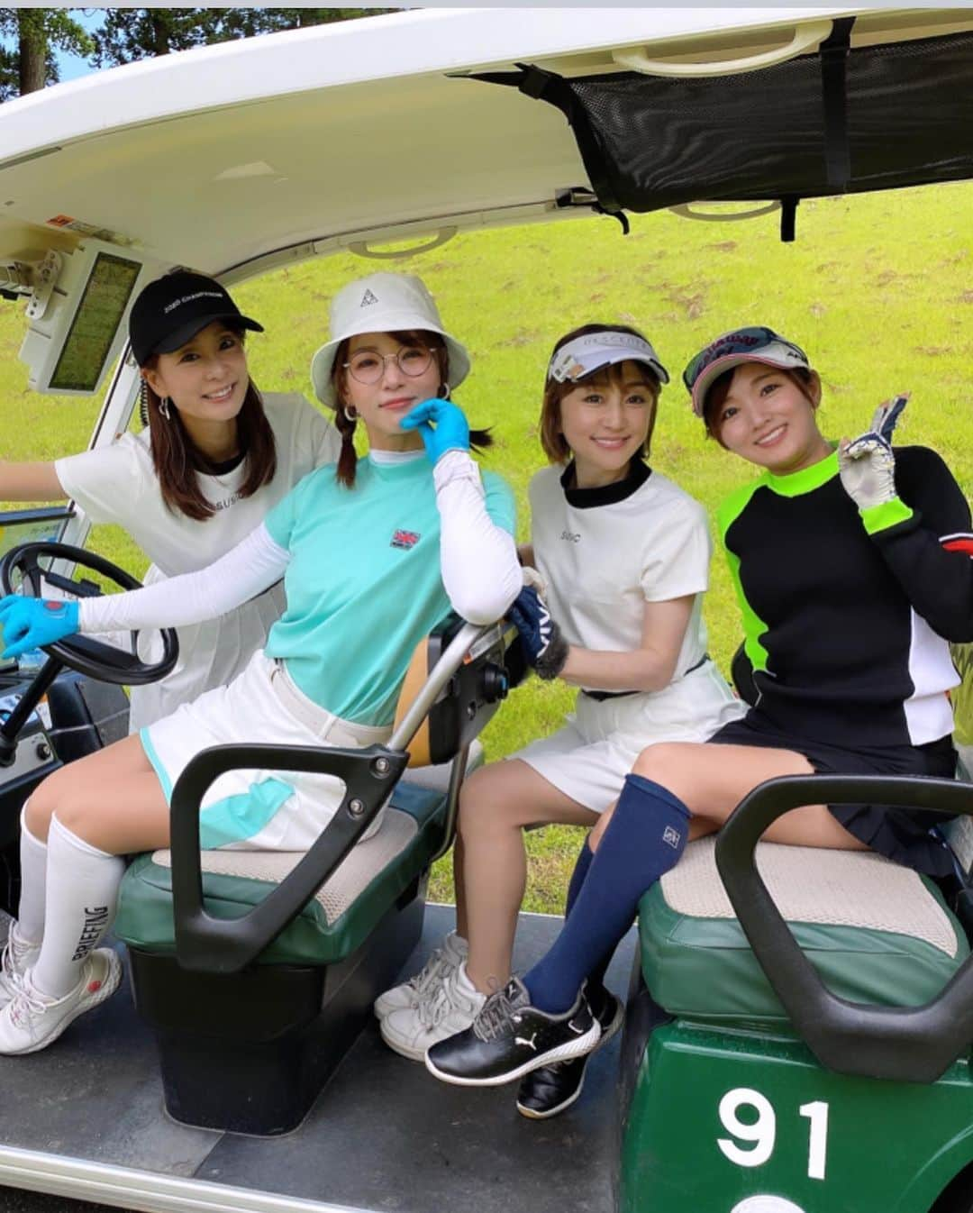 相川友希さんのインスタグラム写真 - (相川友希Instagram)「golf♡ 早くレッスンの時間にならないかなぁ❣️レッスンお願いしたから、楽しみ♡ #目標があるから楽しめる　#趣味ゴルフ　#上手い人と仲良くなりたい　#おそろ　#ゴルフ女子　#ゴルフ @kantani_ayumi と 初めておろしたウエア♡おそろ☺︎ 前回は @yukina0802 と 初おろしおそろ☺︎ 次は秋冬に @rina_choco25 とおそろの日がくるかも☺︎♡ #朝一の驚き　#女子ロッカーでのテンション ありがとう🥰  @susic_golf  @michiko_london_golf   #golf #golfswing #여행　#일본　#데일리」5月25日 23時09分 - yuki923a