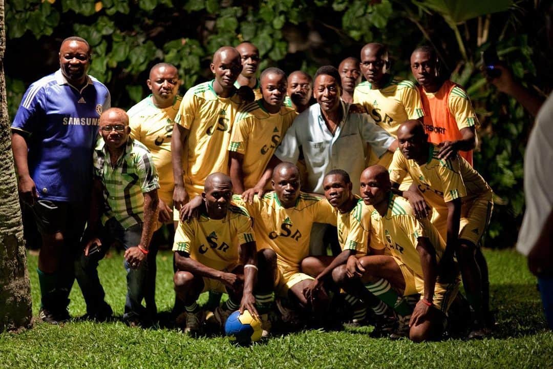 ペレのインスタグラム：「No Dia Mundial da África, compartilhamos com vocês essa foto do Rei Pelé em missão humanitária no Gabão. Uma das várias ações solidárias que solidificaram a criação da Pelé Foundation. Viva a África!  . On World Africa Day, we share with you this photo of King Pelé on a humanitarian mission in Gabon. One of several solidarity actions that solidified the creation of the Pelé Foundation. Long live Africa!」