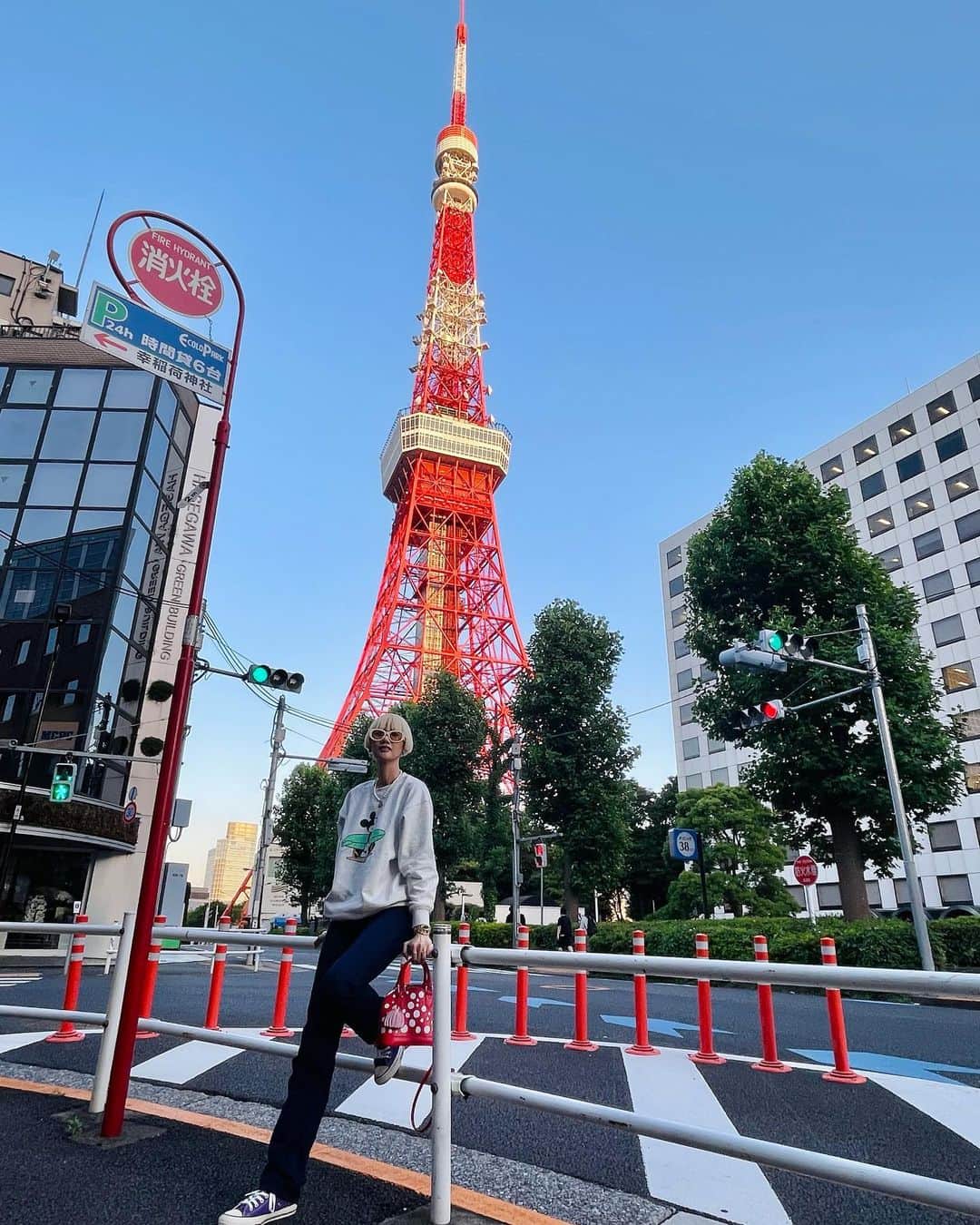 シェンのインスタグラム：「ザ•観光客🗼🤣」