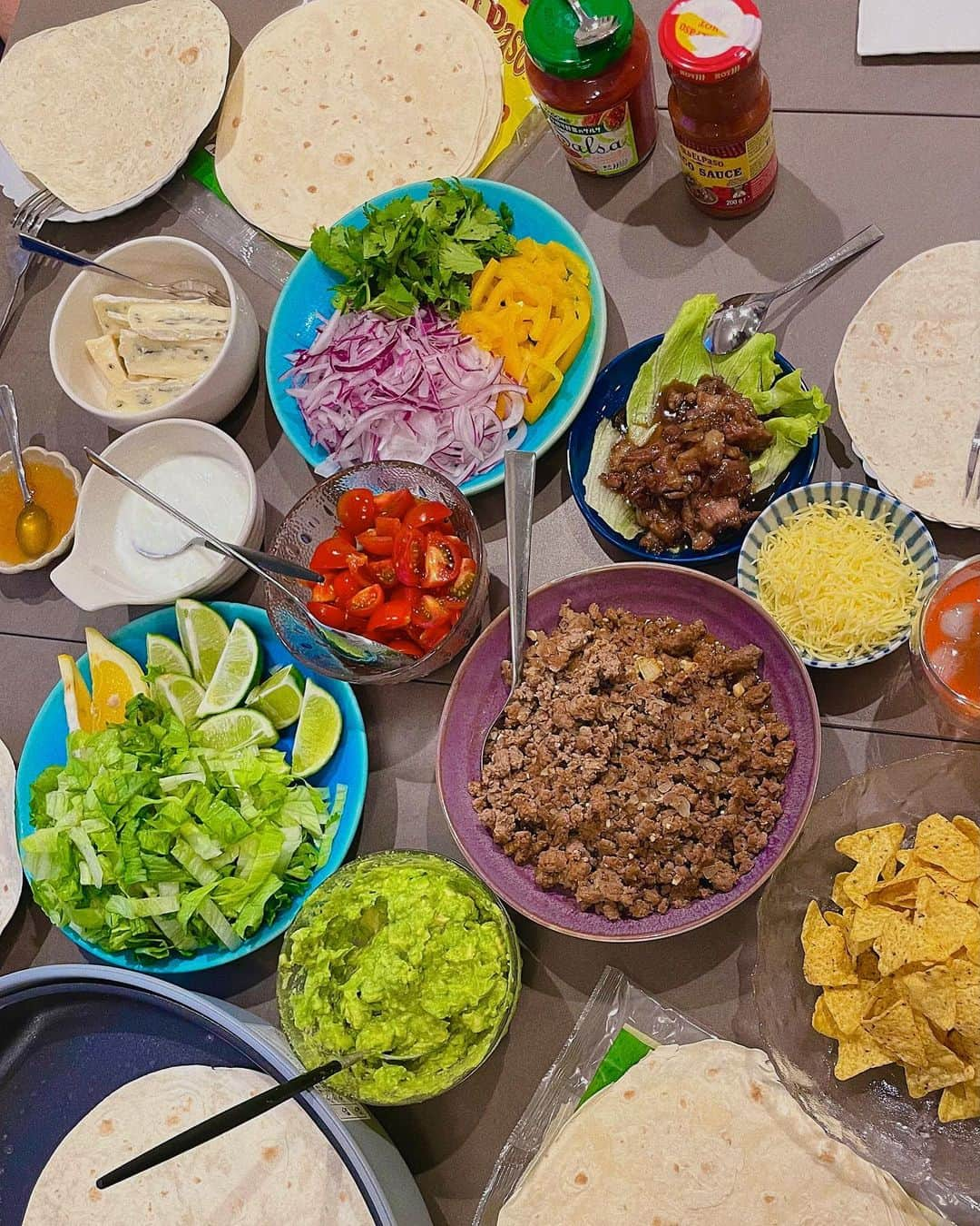 色紙千尋のインスタグラム：「先日初めて家でやったタコスパーティー🌮の材料の残りで、盛り盛りタコライスを作ったら夫に大好評でした🇲🇽 暑くなってまだまだ口がメキシカンな味を求めています🤩 (ちなみに私は辛いのがそんなに得意じゃないので、辛いソースとそこまで辛くないソースどちらも用意します😂) 準備が楽〜なタコパ🌮誰かまたやりましょう〜！🙌  #タコス #タコスパーティー #タコライス #おうちごはん #ごはん記録」