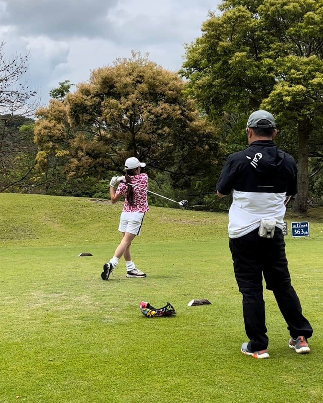 ImotoEtsuyo さんのインスタグラム写真 - (ImotoEtsuyo Instagram)「ヒロくん先生の ラウンドレッスン。 @hirogolf1977  #ヒロゴルフアカデミー  ・ @golf_bi  @atsukomatsufuji  あっちゃんと2人での ラウンドレッスン⛳️  ラウンド前の練習から ラウンド後の練習まで 丁寧に見て頂きました✨  とにかく振れるように なり、飛距離ものびた。⛳️  お陰様で 次の日のコンペは 気持ち良いショット（自分的に） が打てたし、大満足。  先生ありがとうございました！  あっちゃん❤️ お誘いありがとうございました。  ・ #ゴルフウェア は @loudmouth_japan_official  @loudmouth  #ラウドマウスコーデ #ラウドマウス ・  ・ #golf  #golfswing  #ラウンドレッスン  #ゴルフ女子  #ゴルフ  #ゴルフコーデ #ゴルフ場  #golfstagram   #南市原ゴルフクラブ」5月26日 10時03分 - bisuhada