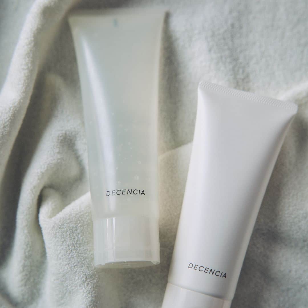 DECENCIA(ディセンシア)のインスタグラム：「. 【あなたはどっちの洗顔セット？】 数量限定発売の洗顔セットは2種類ご用意。 洗いあがりの肌でお選びください。  ✔︎毛穴が気になる ✔︎まつ毛エクステをしている ✔︎すっきりオフ派 ------------------------------- すっきりうるおう角層洗顔セット クレンジング ジェル ＆ ウォッシュ -------------------------------  ✔︎乾燥が気になる ✔︎刺激やごわつきが気になる ✔︎しっとりオフ派 ------------------------------- しっとりうるおう角層洗顔セット クレンジング クリーム ＆ ウォッシュ -------------------------------  #ディセンシア #DECENCIA #肌の不公平をなくしたい  #角層サイエンス #エイジングケア  #水感クレンジング #大人には大人の洗顔 #洗顔 #クレンジング #ジェルクレンジング #クレンジングジェル #クレンジングクリーム #敏感肌 #ゆらぎ肌 #角層ケア」