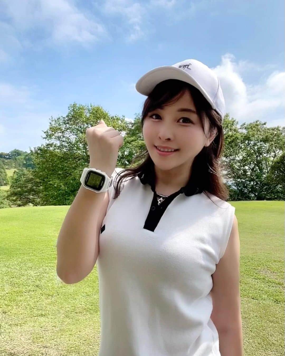 mikaのインスタグラム：「♥︎︎∗︎* グリーンオン @greenonjp から新発売の ノルム2プラスを使ってラウンド⛳️  残りの距離がすぐわかると次持ってくクラブに 焦って悩まなくてすむから スムーズにプレーできて快適🥰  現在地とグリーンの高低差を考慮した距離や グリーン回りの形状を表示してくれて しかも位置制度1mを実現するL1S対応✨  カラーバンドの色も変えれるからウエアや 気分に合わせて変えれるのもポイント高め！ わたしはラベンダーカラーにしたよ💜  PR @greenonjp #グリーンオン #ゴルフウォッチ #ノルムⅱプラス #ゴルフ #ゴルフ女子 #gps距離計 #距離測定器 #golf #腕時計」