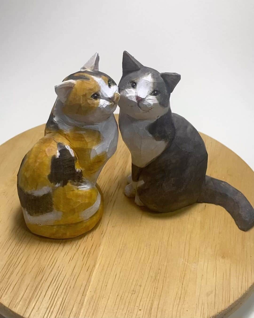 yamanekoのインスタグラム：「三軒茶屋に向かってます。本日26日から28日まで、 @neko_toka_sancha さんにて個展です。宜しくお願い致します🙇‍♀️  昨夜完成したスリスリの子達も連れて行きます😹  @neko_toka_sancha  #ねこ#ねこ部 #すりすり猫 #にゃーん #猫彫刻 #木彫り猫 #バンナイリョウジ #個展 #三軒茶屋#cat#catstagram #catsculpture #woodsculpture #catcarving #woodcarving #ryojibannai」
