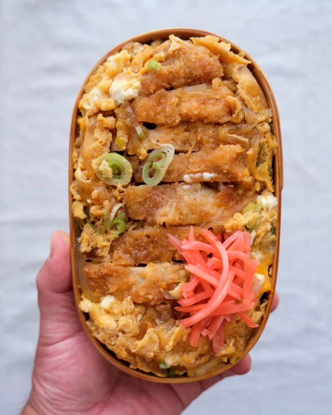 わたをのインスタグラム：「かつ丼  今日も勝つんよ👺  #わた弁 #弁当 #お弁当  #かつ丼 #カツ丼 #bento  #Yummy #delicious #Japan  #Japanesefood #lunchbox」