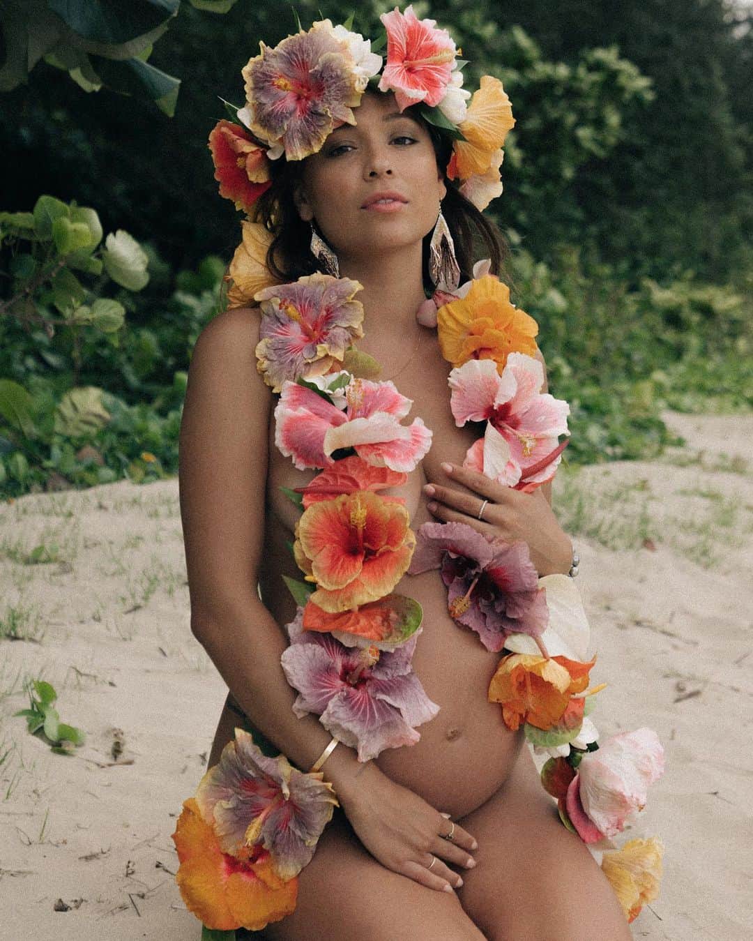 ティア・ブランコのインスタグラム：「You are proof that love before first sight does exist my baby girl 🥰 we are on the home stretch now!!! #32weeks 🌺 Dressed in the most beautiful hibiscus flowers by @ocean_dreamerr 🌺 & captured by my dear friend @ivanacook 🙏🏽」