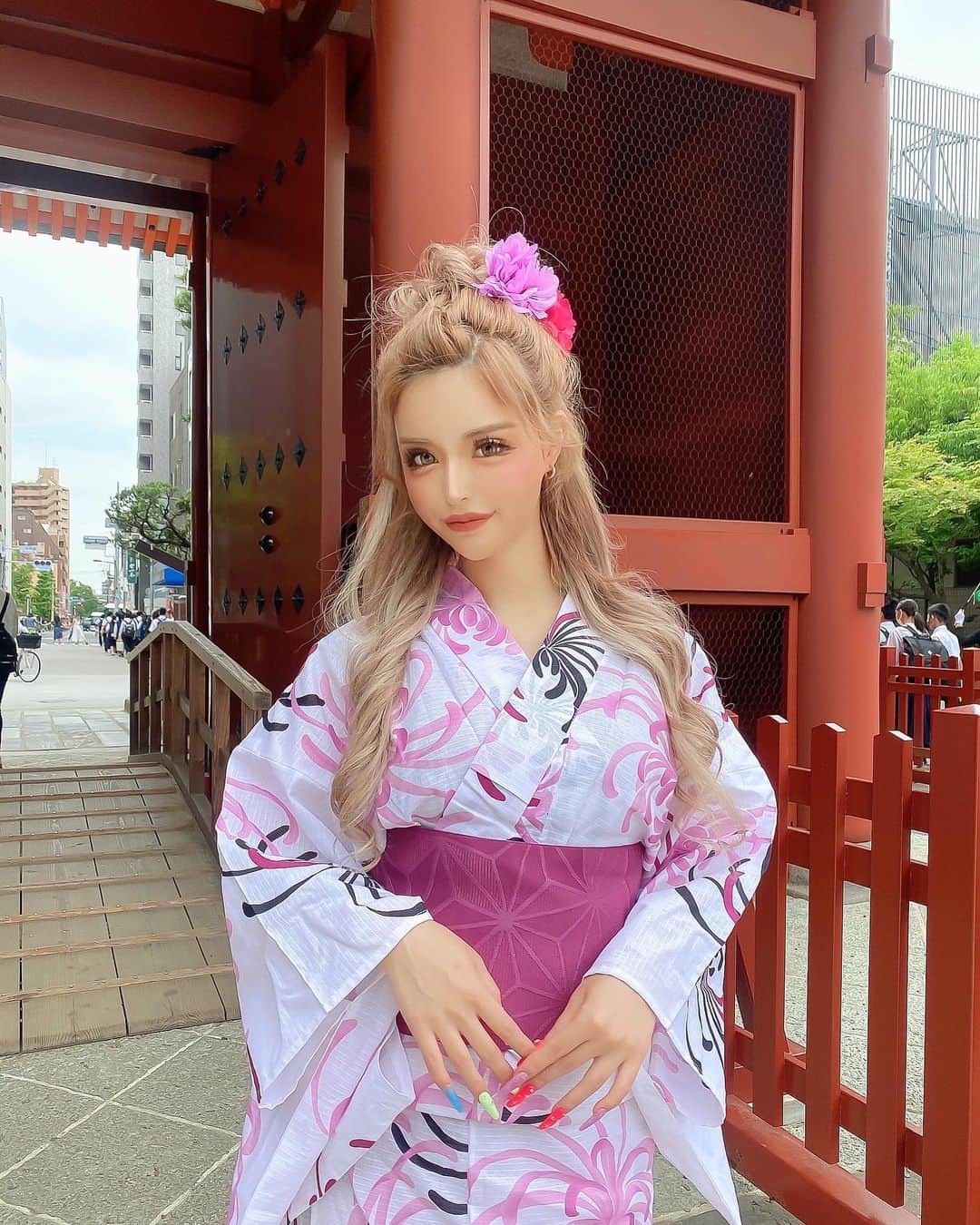 アンジェリカのインスタグラム：「お祭り行きたい🎆👘🩷🩷   @dress_tika の浴衣‪‪❤︎‬だよん ――――――――――――――― マツエクの質問よく来るから答えるよん @lapis_emi さんに フラットラッシュでやって貰ってるよん🤘🏾👯‍♀️」
