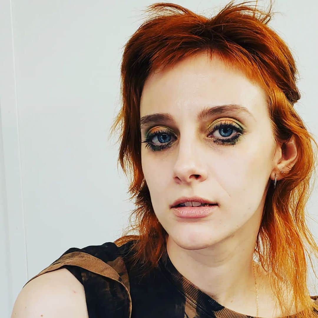 のインスタグラム：「The brilliant @heypeeplesitsaubrey as the "beautiful mess" that is Clementine in #CTRLALTDEL, directed by @kitwilliamson! This beautiful morning-after look was created using @vampyrecosmetics, @makeupforever HD foundation palette, @morphebrushes bronzer, @NYX mascara! - - #setlife #onlocation #charactermakeup #mua #makeupartist #HMU #filmmakeup」