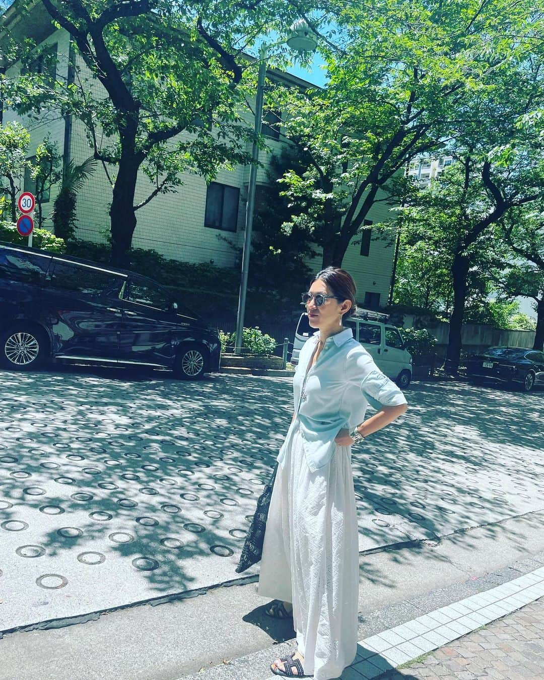 大草直子さんのインスタグラム写真 - (大草直子Instagram)「おはよう☀️梅雨の前の気持ち良い朝。黒も好きだけれど、こんな日は白が気分🤍🤍しかもレース、しかもスカート。こんな大人で甘いスカートをはくときは、ジャケットやシャツなど、マスキュリンなアイテムと合わせるのがmy rule✨✨ @jdot_official_ のスカートは、ヨーロッパで大活躍だった黒もそうだけど、素材もフォルムも、本当に好み🫶🫶コットン100％のエンブロイダリーレース。インナースカートもこんなに上質。🐈部長も感心。あ、ちなみに私、インナースカート苦手なのではいてません🤣  さて、今日は、AMARC MAGAZINE 03号の校了日。早く、みなさまにお届けしたい😎😎編集部のみんなで、12時半から制作秘話や限定号の話をわちゃわちゃと。 @amarc_official のアカウントで。 お昼に会いましょう‼️  @jdot_official_  @amarc_official  #thirdmagazine  #chanel #maisonnhparis  #madisonblue  #朝ごはんの良い匂い #ひなが作ってくれてる #マガジン制作の裏側 #youtubeで公開します」5月26日 8時48分 - naokookusa