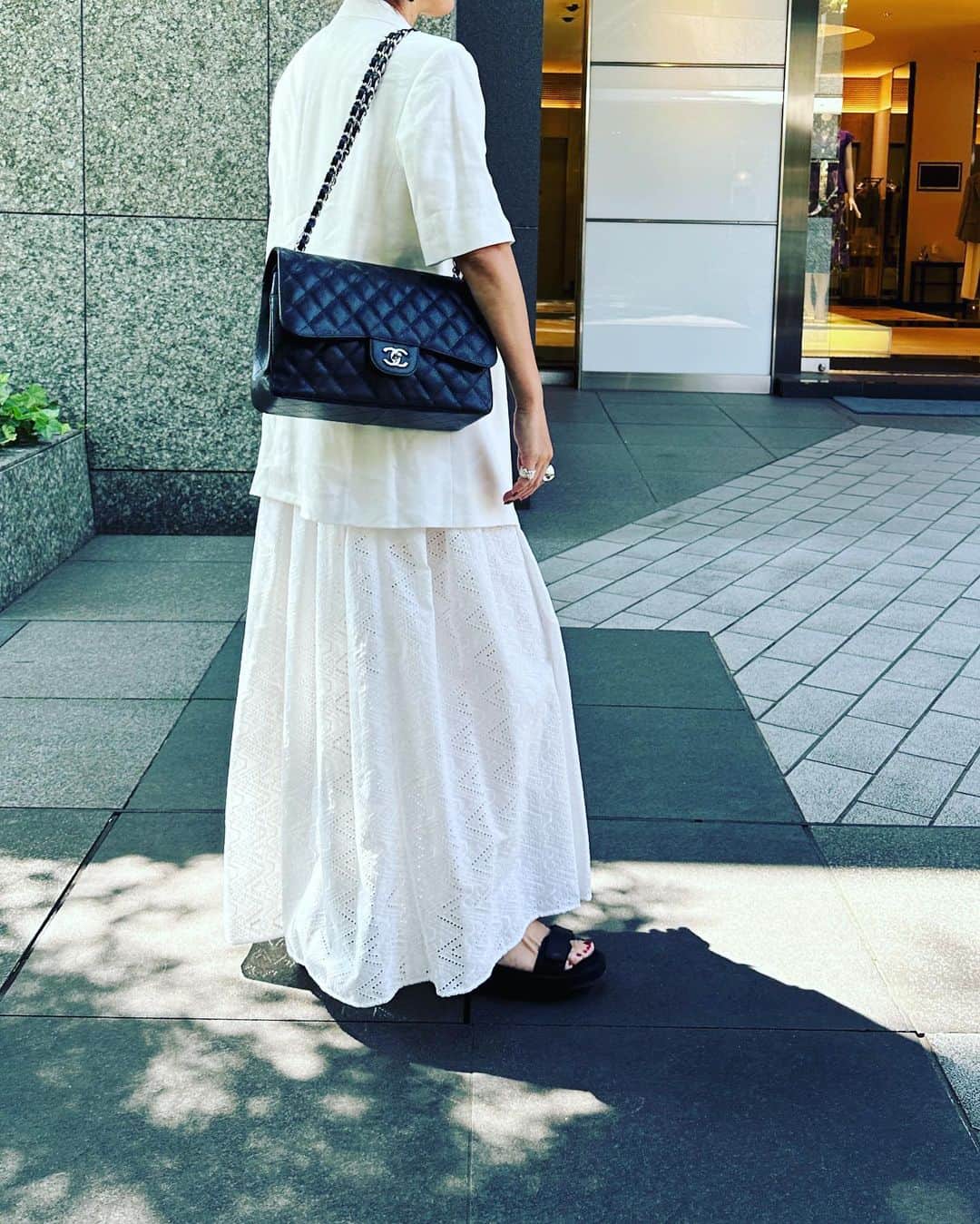 大草直子さんのインスタグラム写真 - (大草直子Instagram)「おはよう☀️梅雨の前の気持ち良い朝。黒も好きだけれど、こんな日は白が気分🤍🤍しかもレース、しかもスカート。こんな大人で甘いスカートをはくときは、ジャケットやシャツなど、マスキュリンなアイテムと合わせるのがmy rule✨✨ @jdot_official_ のスカートは、ヨーロッパで大活躍だった黒もそうだけど、素材もフォルムも、本当に好み🫶🫶コットン100％のエンブロイダリーレース。インナースカートもこんなに上質。🐈部長も感心。あ、ちなみに私、インナースカート苦手なのではいてません🤣  さて、今日は、AMARC MAGAZINE 03号の校了日。早く、みなさまにお届けしたい😎😎編集部のみんなで、12時半から制作秘話や限定号の話をわちゃわちゃと。 @amarc_official のアカウントで。 お昼に会いましょう‼️  @jdot_official_  @amarc_official  #thirdmagazine  #chanel #maisonnhparis  #madisonblue  #朝ごはんの良い匂い #ひなが作ってくれてる #マガジン制作の裏側 #youtubeで公開します」5月26日 8時48分 - naokookusa