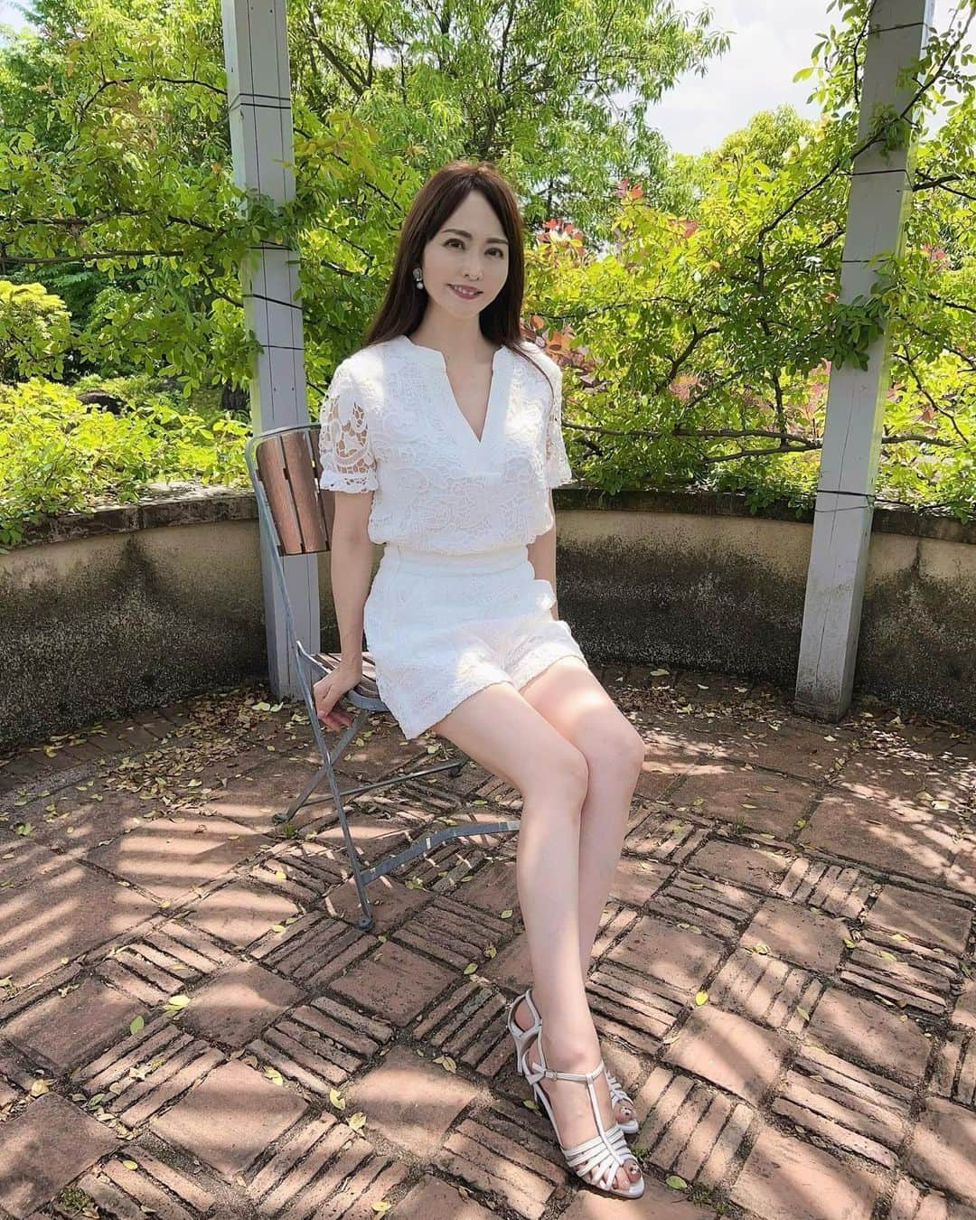 森雅子さんのインスタグラム写真 - (森雅子Instagram)「✨✨  おはようございます。  これから夏に着たい ショートパンツコーデ  @shein_japan  @sheinofficial   今年はミニ丈にも挑戦中😊  ホワイトにお花柄のレースが素敵な  SHEIN MOTF PREMIUM  ギピュールレーストップス 【商品ID14451539】  ギピュールレースショーツ 【商品ID14451654】  別売りですが、セットアップで 着たくて選びました。  ショートパンツでも大人っぽく エレガントに着られておすすめです。  私は身長158センチ。 トップス、パンツともXSを着ています。  トップスはXS〜Lまで パンツはXS〜Mまでまだありました。  割引きクーポン【mako15】  お買い上げ5.999円まで15%OFF、 6.000円以上は20%OFFになります。  夏物探しによかったら使って下さい♪  今日も素敵な1日を🌼  ・ ・  #ad @shein_japan  #SHEIN #SHEINforALL #sheinjapan #sheinコーデ  #sheinoutfit #sheinjapan #夏服 #夏服コーデ #大人ファッション  #大人カジュアル #綺麗めカジュアル #ショートパンツコーデ #ショートパンツ #美脚コーデ #夏ファッション #セットアップ #デートコーデ #大人ガーリー #大人スタイル #エレガントコーデ  #サマーファッション  #レディースファッション  #summeroutfit #summerfashion  #セットアップコーデ」5月26日 8時54分 - mako_marie_an