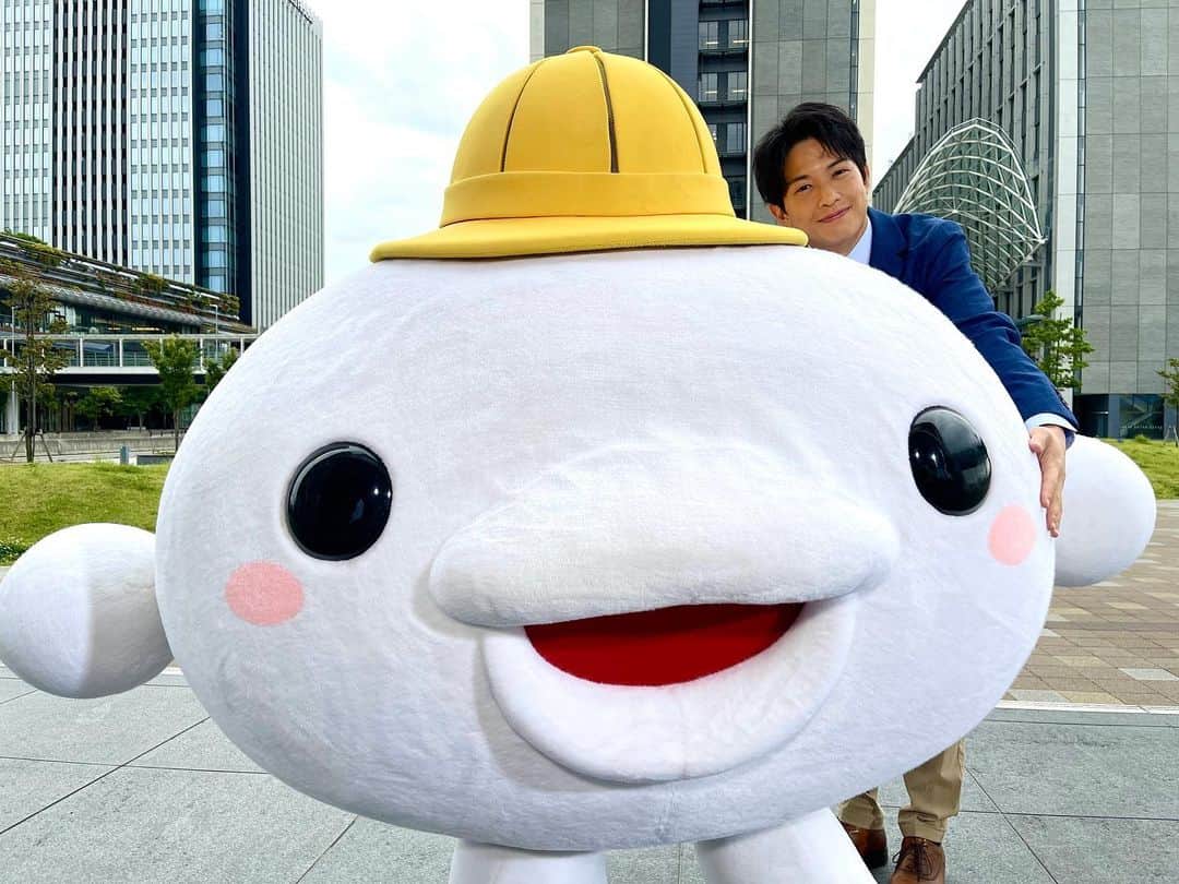 田村浩平のインスタグラム：「. 【チュウキョ〜くん】  ぎゅーーーっとしました😂  #中京テレビ #中京テレビアナウンサー #アナウンサー #田村浩平 #チュウキョ〜くん #ばっちリズム体操 #早起きしたい #早起きがんばる  #朝の体操」